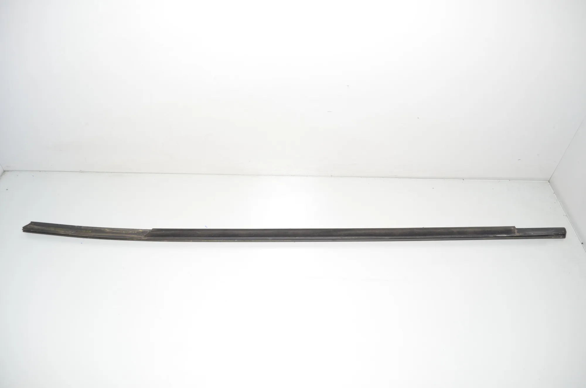 Front Right Door Window Strip – OEM 8498416 · BMW 2 Gran Tourer (F46) 220 d xDrive 2020 – 3