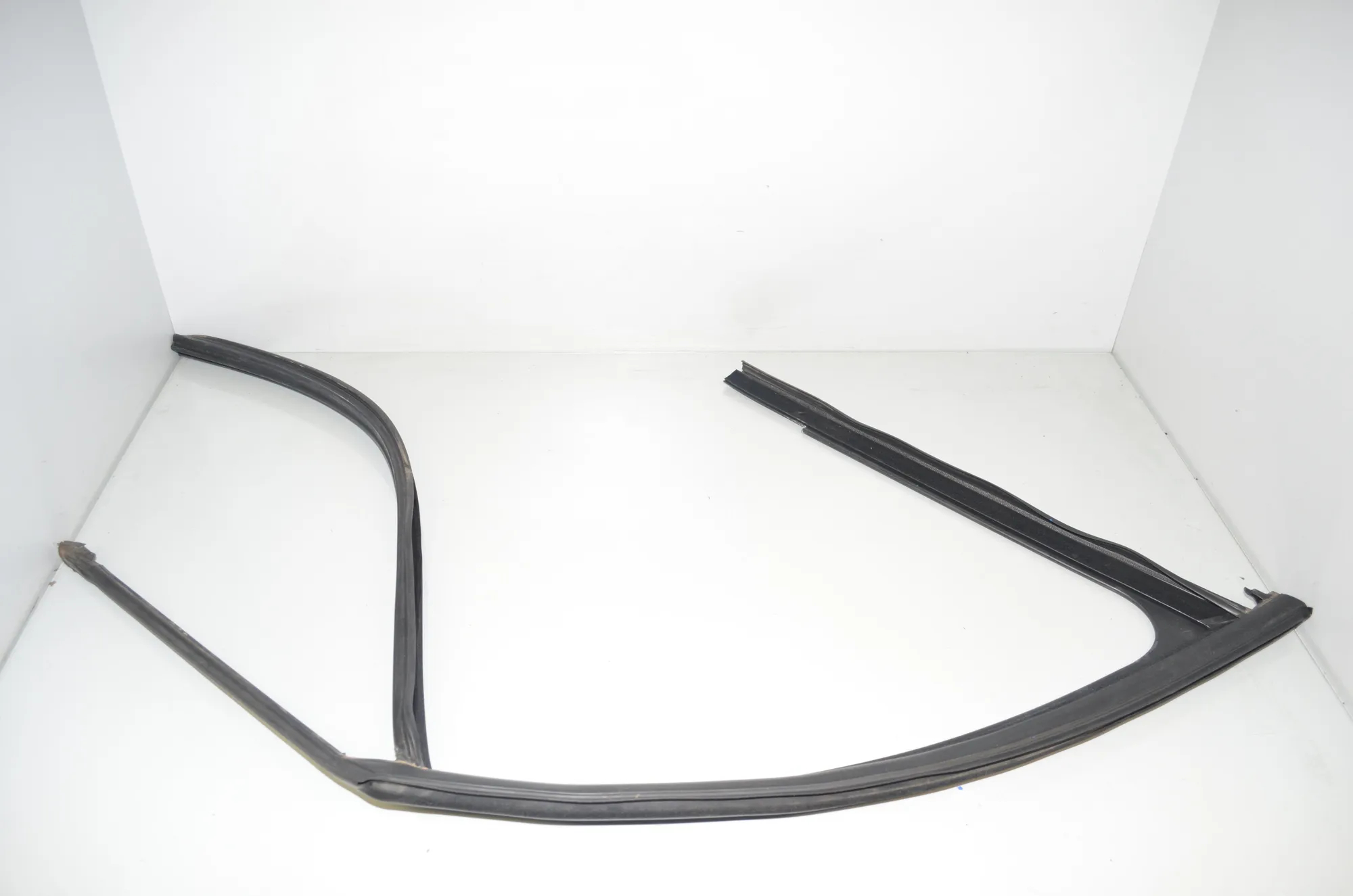 Front Right Door Rubber Seal – OEM 7326168 · BMW 2 Gran Tourer (F46) 220 d xDrive 2020 – 2