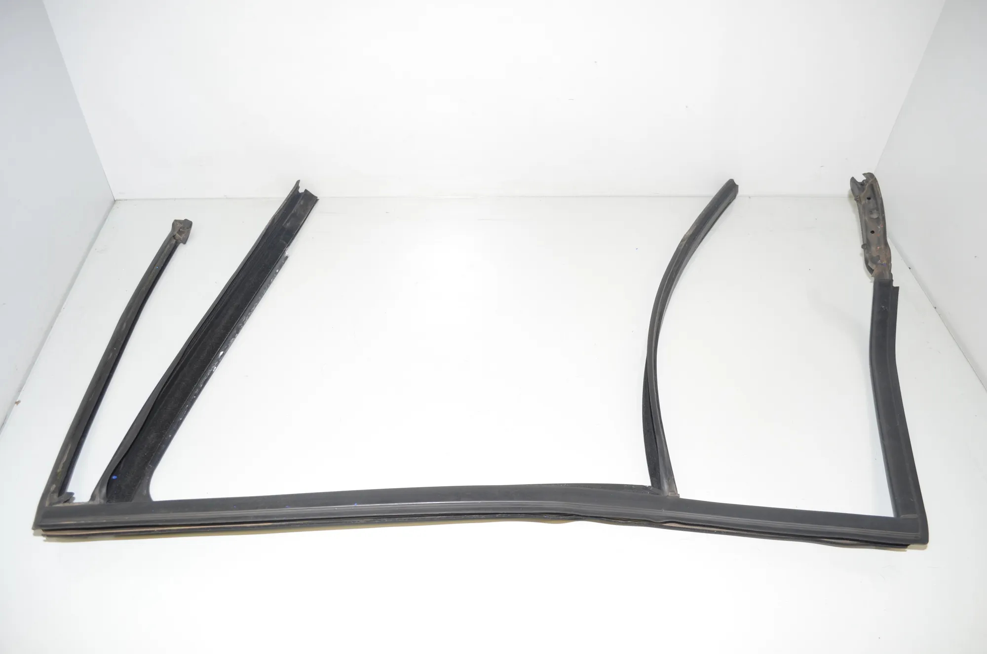 Rear Right Door Rubber Seal – OEM 8498432 · BMW 2 Gran Tourer (F46) 220 d xDrive 2020 – 2