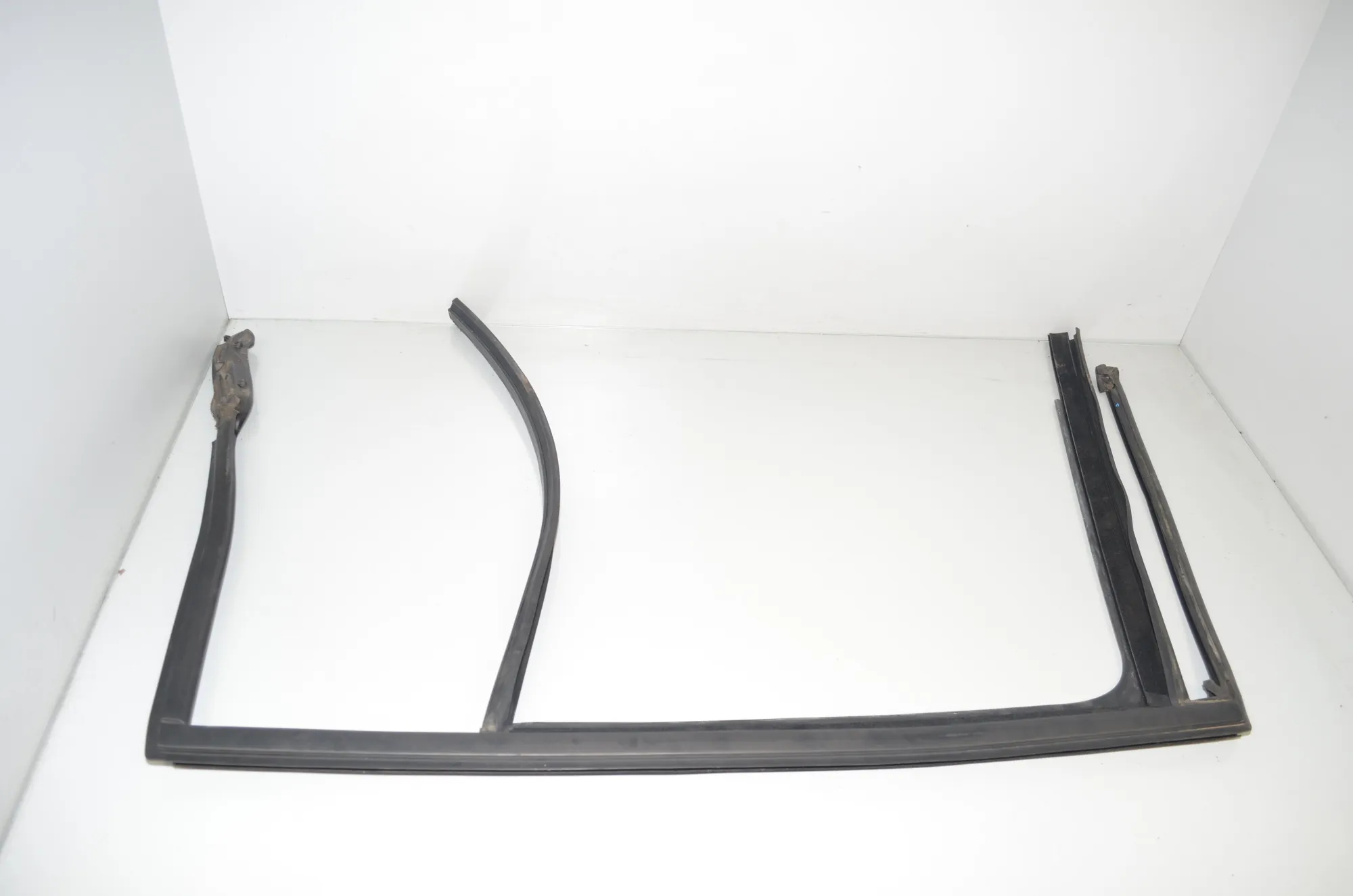 Rear Left Door Rubber Seal – OEM 8498431 · BMW 2 Gran Tourer (F46) 220 d xDrive 2020 – 2