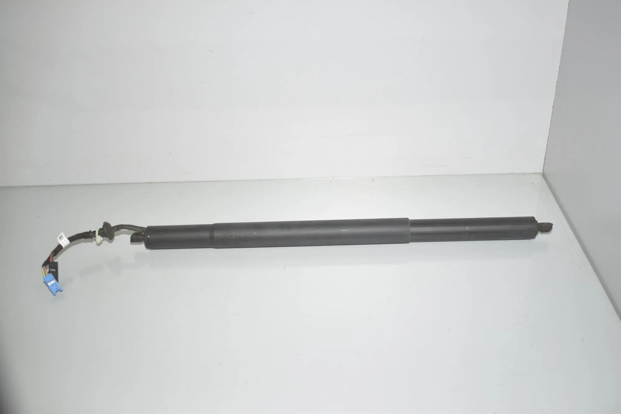 Left Side Tailgate Gas Strut – OEM 2760700 · BMW X7 (G07) BMW X7 (G07) xDrive 30 d 2020