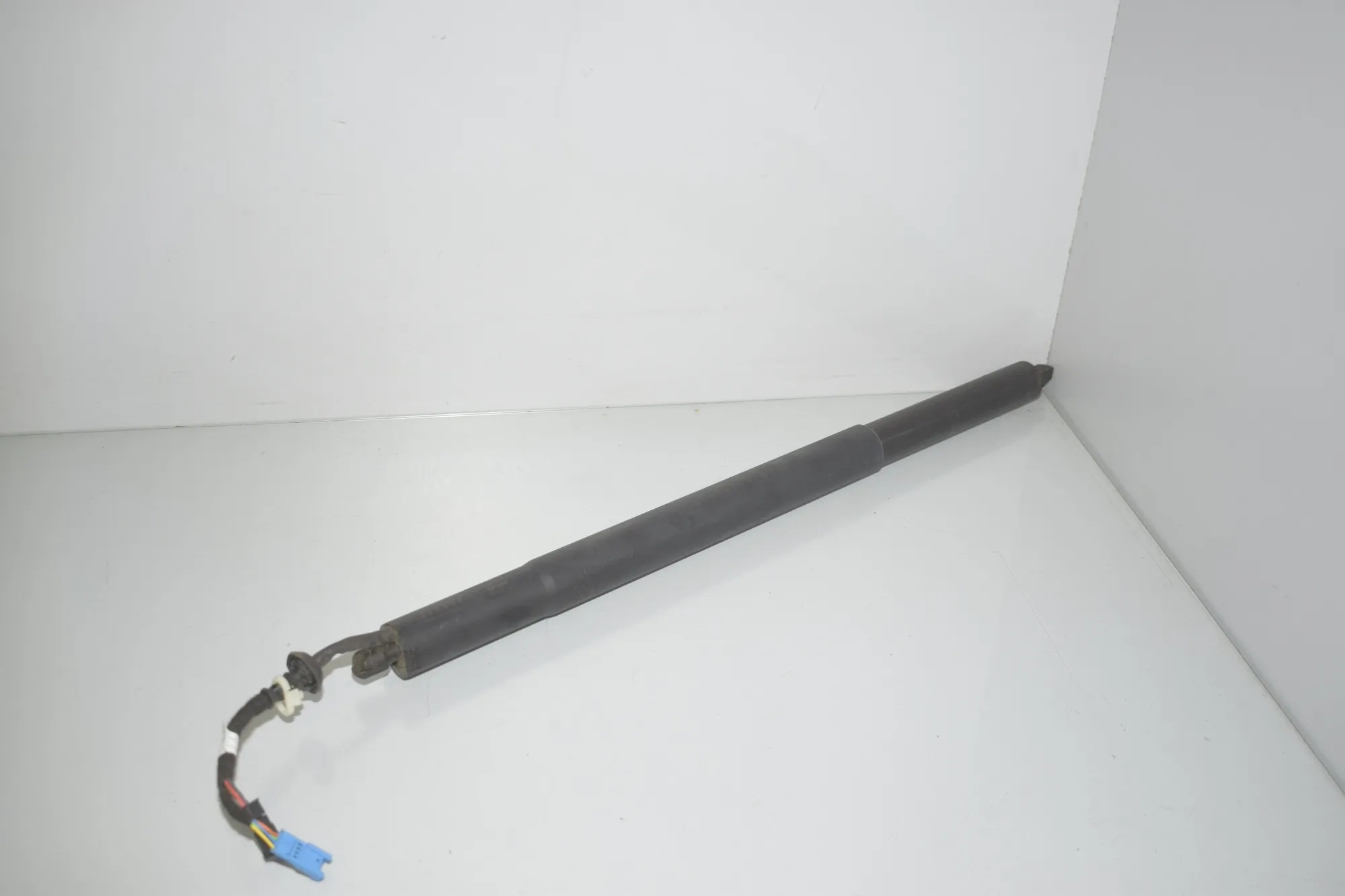 Left Side Tailgate Gas Strut – OEM 2760700 · BMW X7 (G07) BMW X7 (G07) xDrive 30 d 2020 – 2