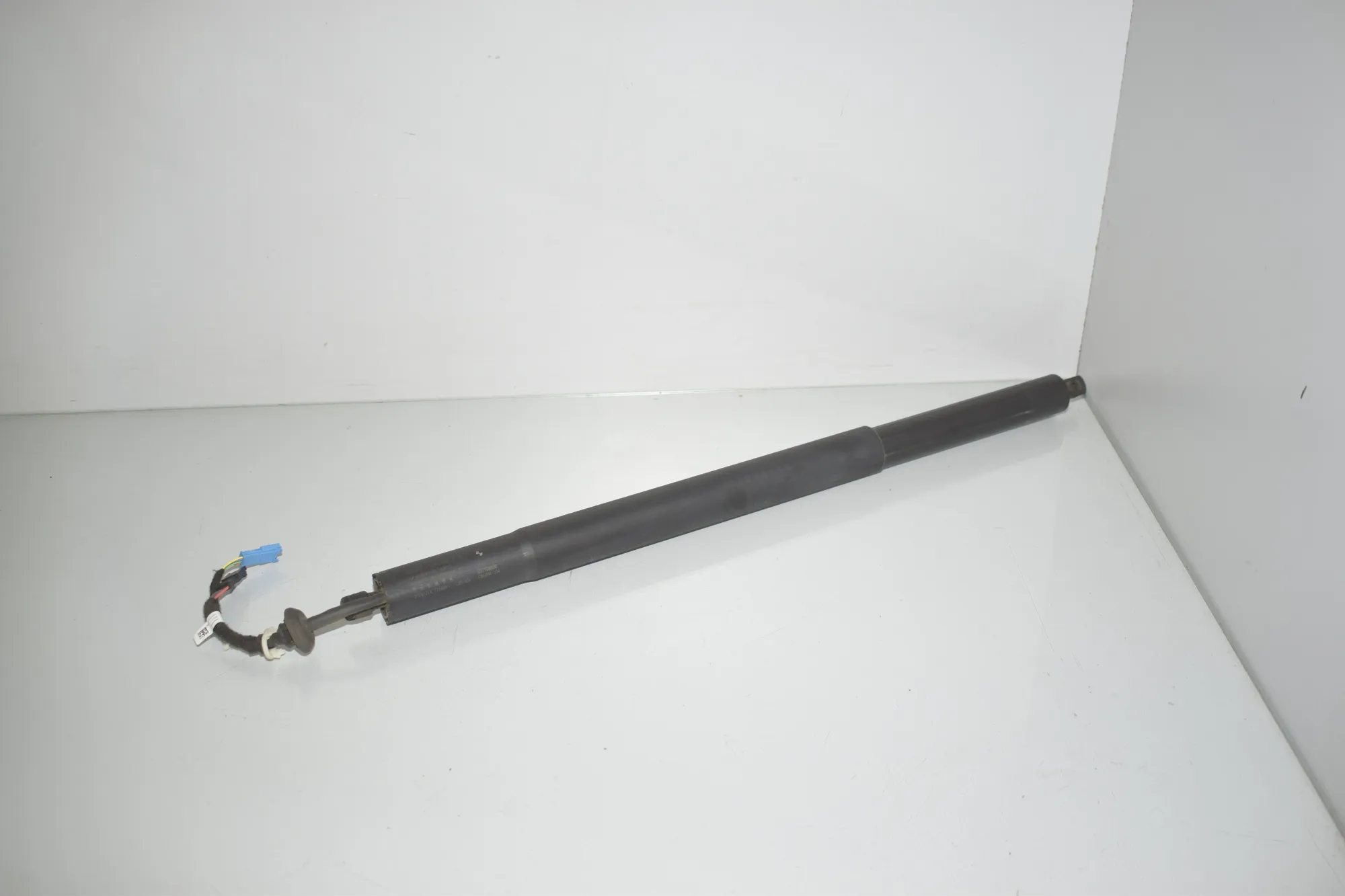 Right Side Tailgate Gas Strut – OEM 2760700-01 · BMW X7 (G07) BMW X7 (G07) xDrive 30 d 2020 – 3