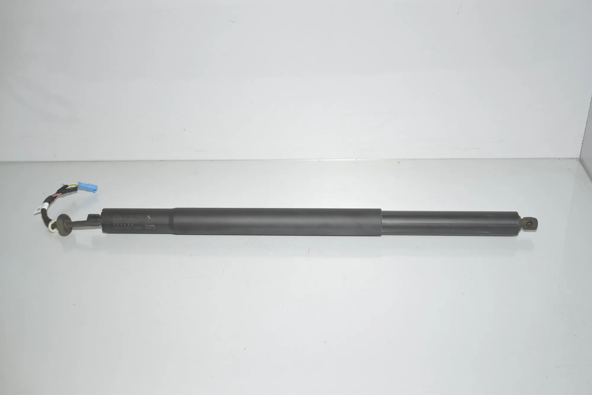 Right Side Tailgate Gas Strut – OEM 2760700-01 · BMW X7 (G07) BMW X7 (G07) xDrive 30 d 2020
