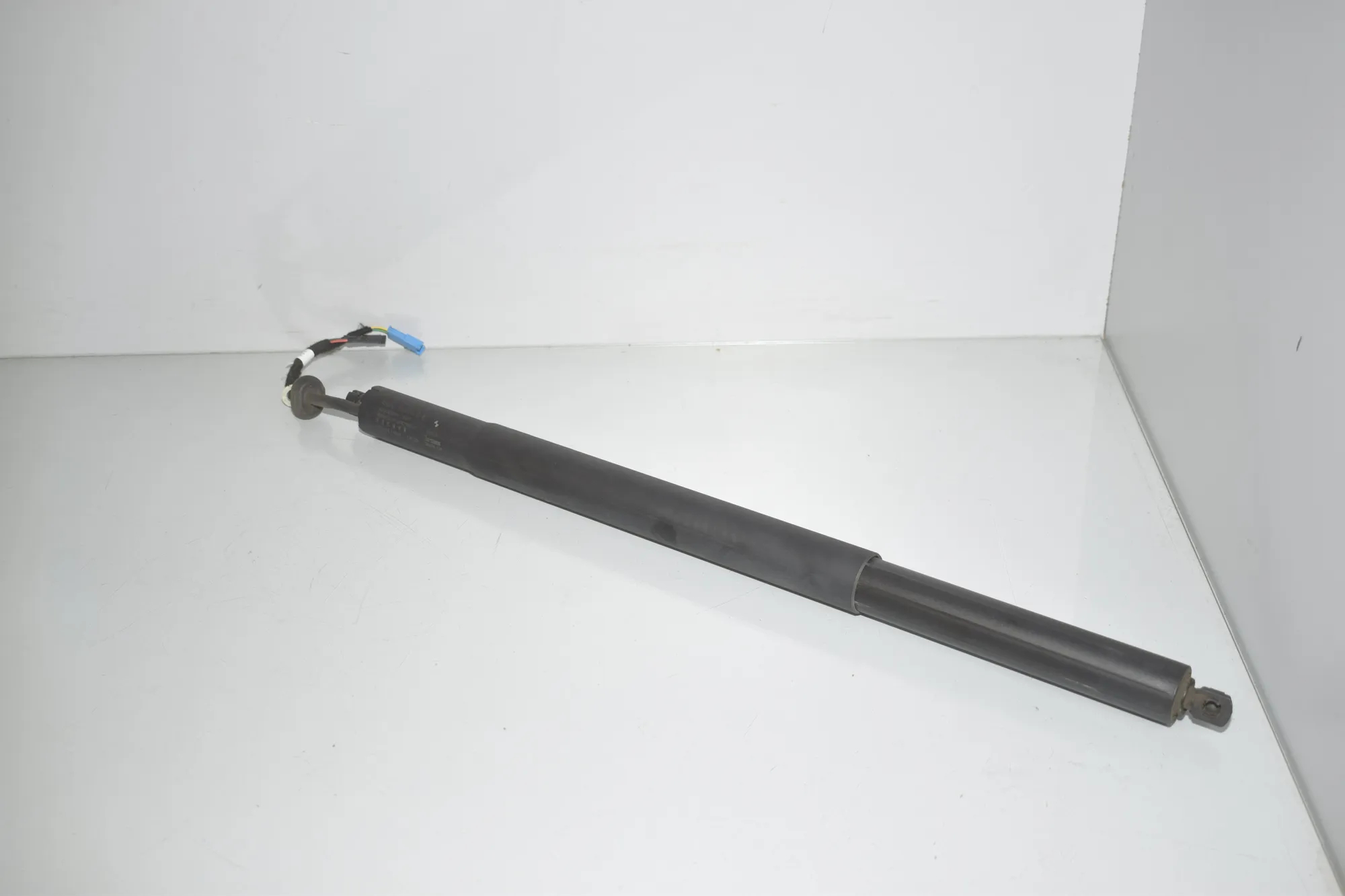 Right Side Tailgate Gas Strut – OEM 2760700-01 · BMW X7 (G07) BMW X7 (G07) xDrive 30 d 2020 – 2