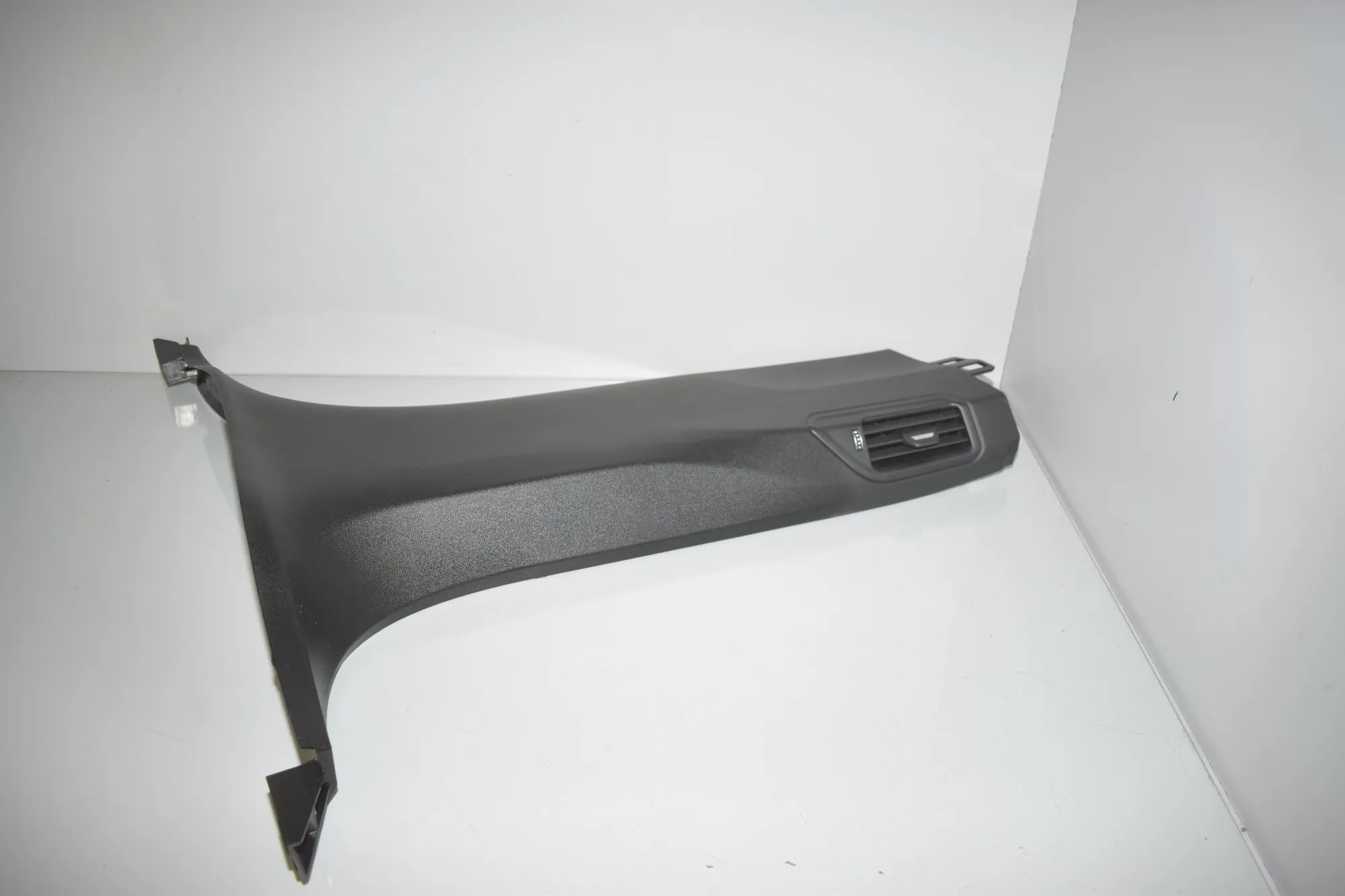 Front Left A Pillar Trim – OEM 4239737 · BMW X7 (G07) BMW X7 (G07) xDrive 30 d 2020 – 2
