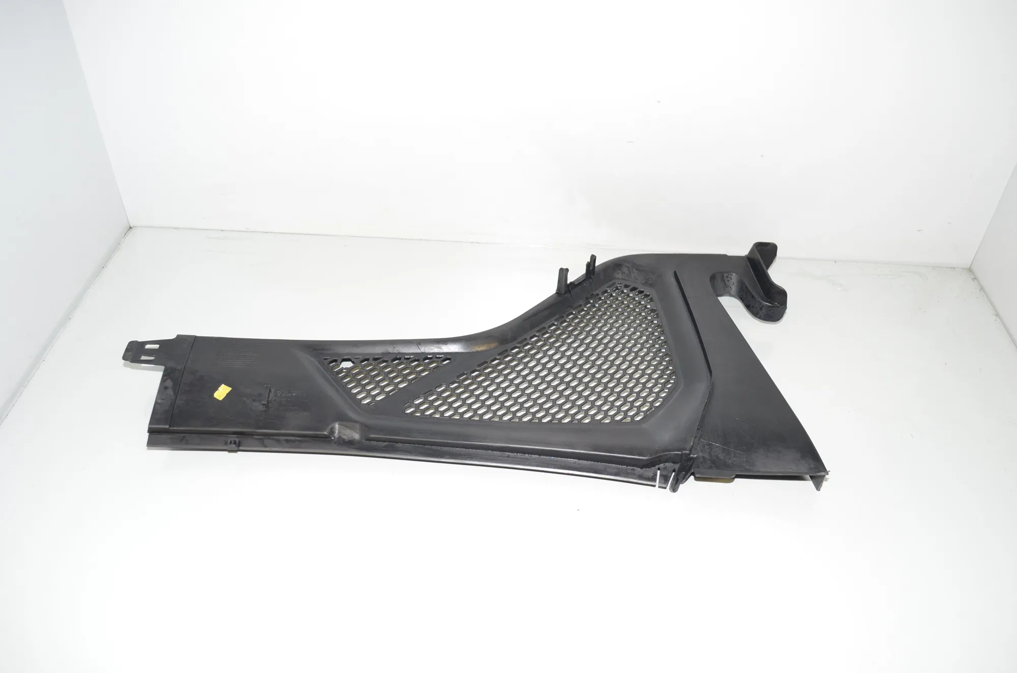 Front Wiper Cowl Trim – OEM 9245593 · BMW X6 (F16, F86) M 50 d 2016 – 2