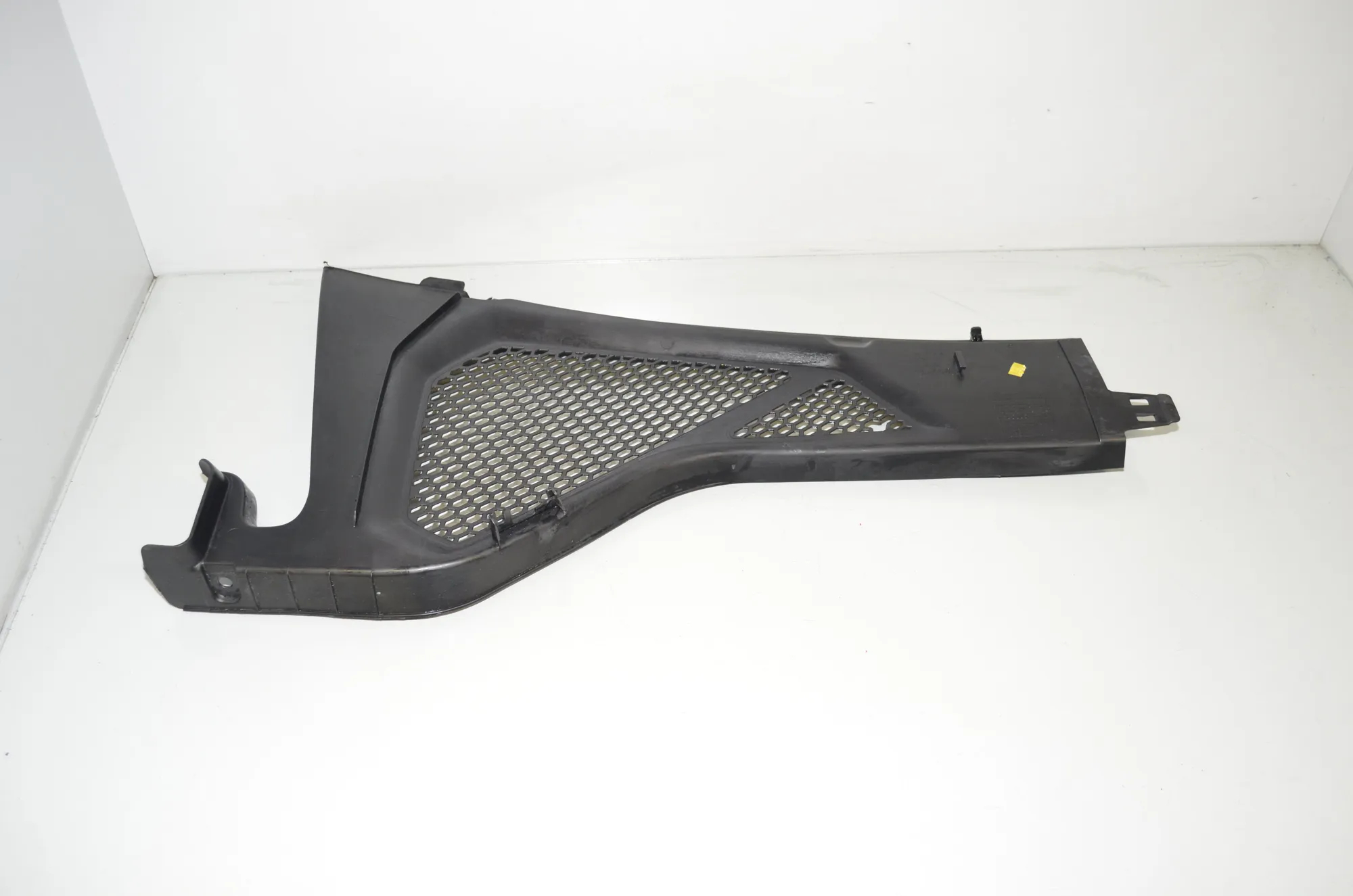 Front Wiper Cowl Trim – OEM 9245593 · BMW X6 (F16, F86) M 50 d 2016
