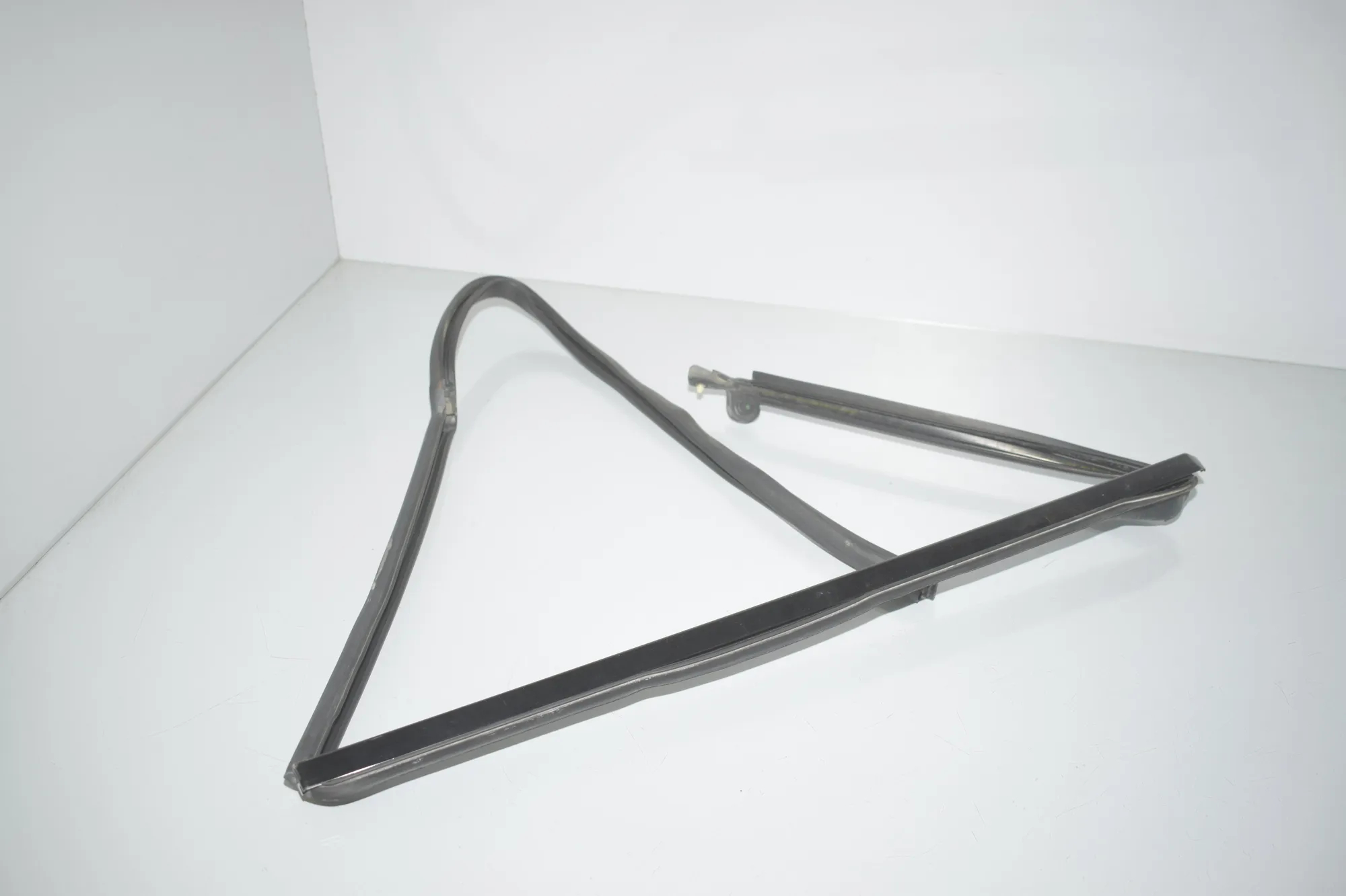 Rear Right Door Rubber Seal – OEM BJ32-255A60AC · LAND ROVER RANGE ROVER SPORT (L320) 3.6 D 4x4 2008 – 4