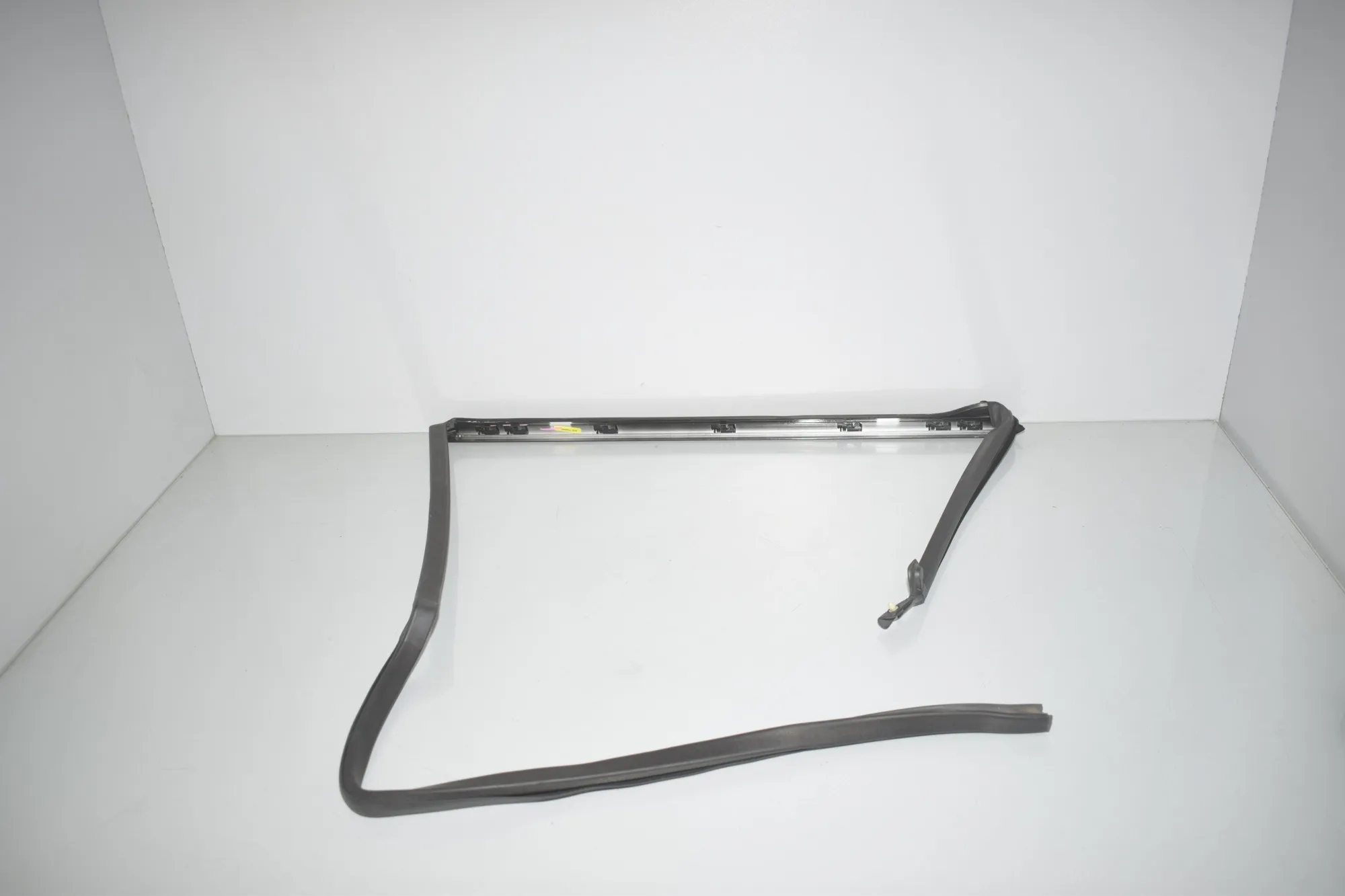 Rear Right Door Rubber Seal – OEM BJ32-255A60AC · LAND ROVER RANGE ROVER SPORT (L320) 3.6 D 4x4 2008 – 2