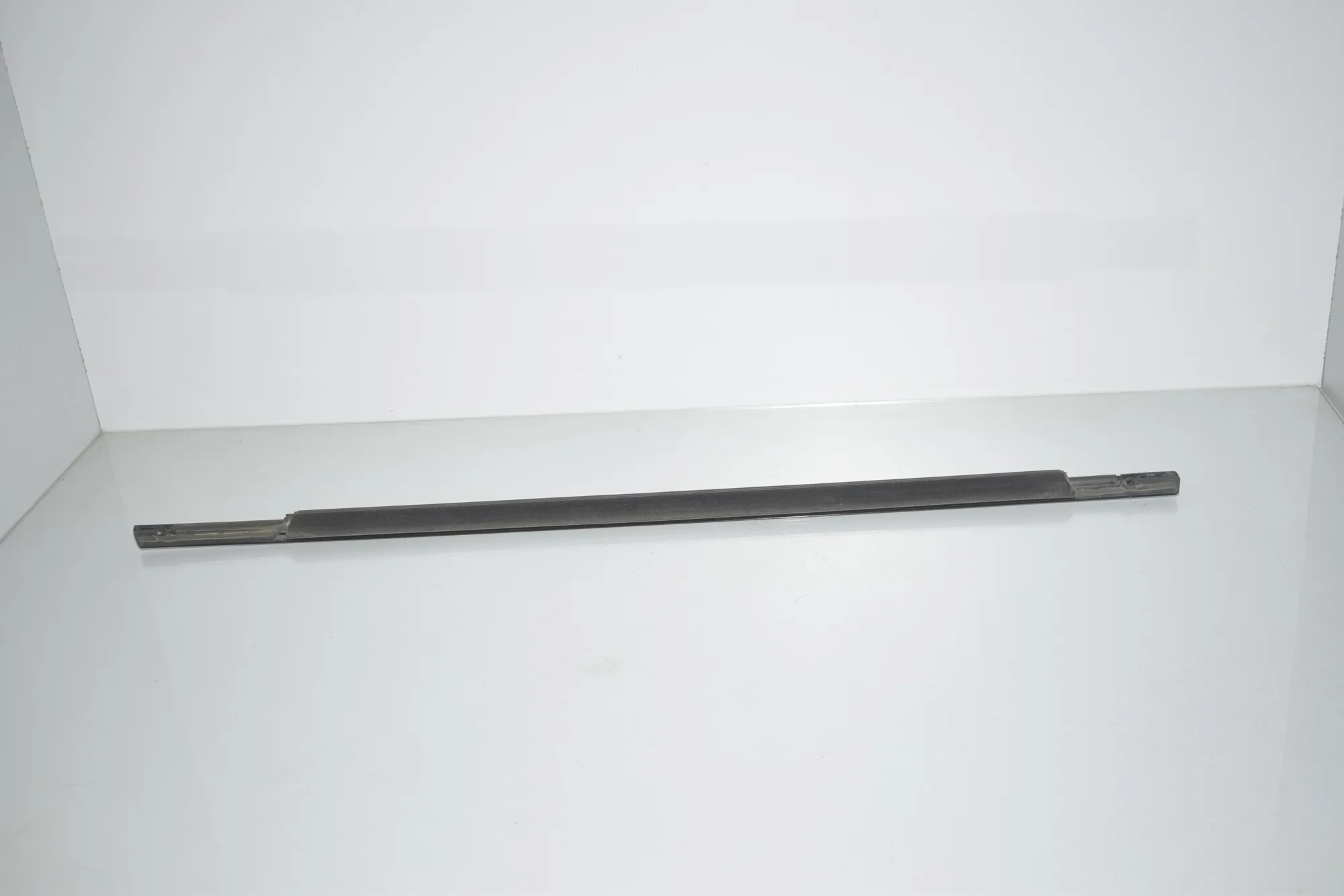 Rear Right Door Window Strip – OEM BJ3M-25596-AC · LAND ROVER RANGE ROVER SPORT (L320) 3.6 D 4x4 2008 – 5
