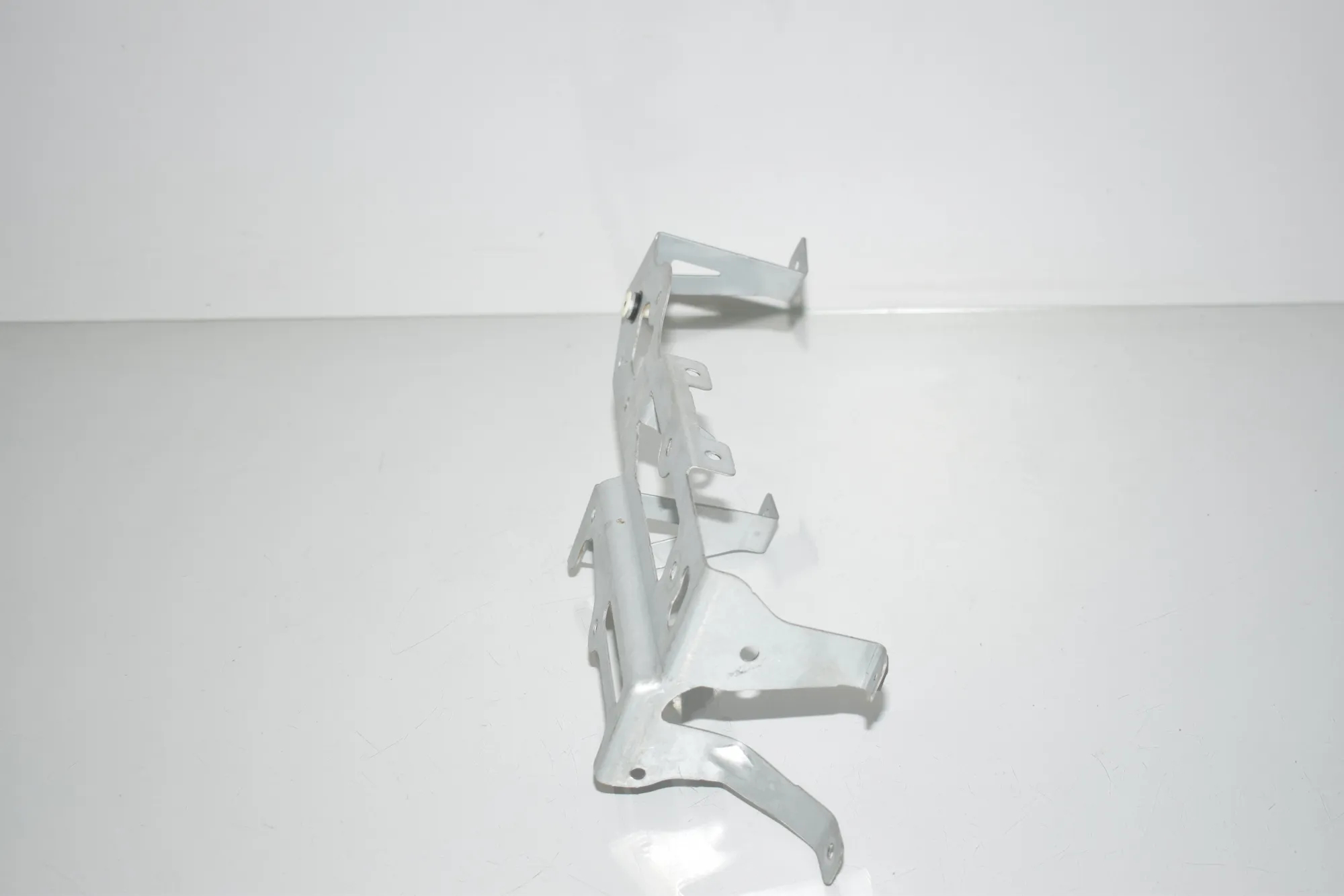 Bracket – OEM BJ32-10239CC · LAND ROVER RANGE ROVER SPORT (L320) 3.6 D 4x4 2008 – 4