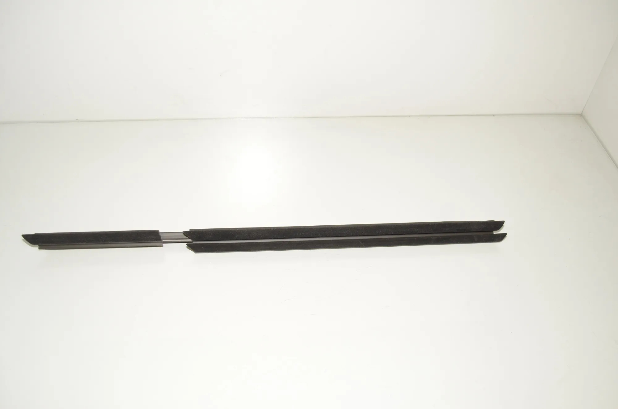 Rear Right Door Window Strip – OEM 7393429 · BMW X3 (G01, F97) BMW X3 (G01, F97) 2019 – 3