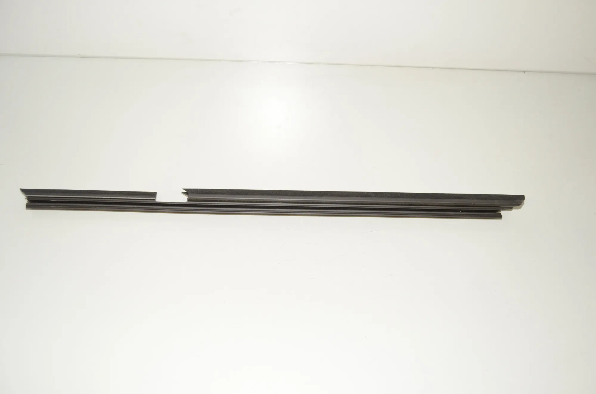 Rear Right Door Window Strip – OEM 7393429 · BMW X3 (G01, F97) BMW X3 (G01, F97) 2019 – 2