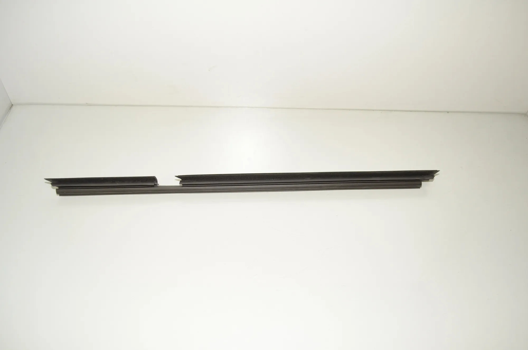Rear Left Door Window Strip – OEM 7393429 · BMW X3 (G01, F97) BMW X3 (G01, F97) 2019 – 2