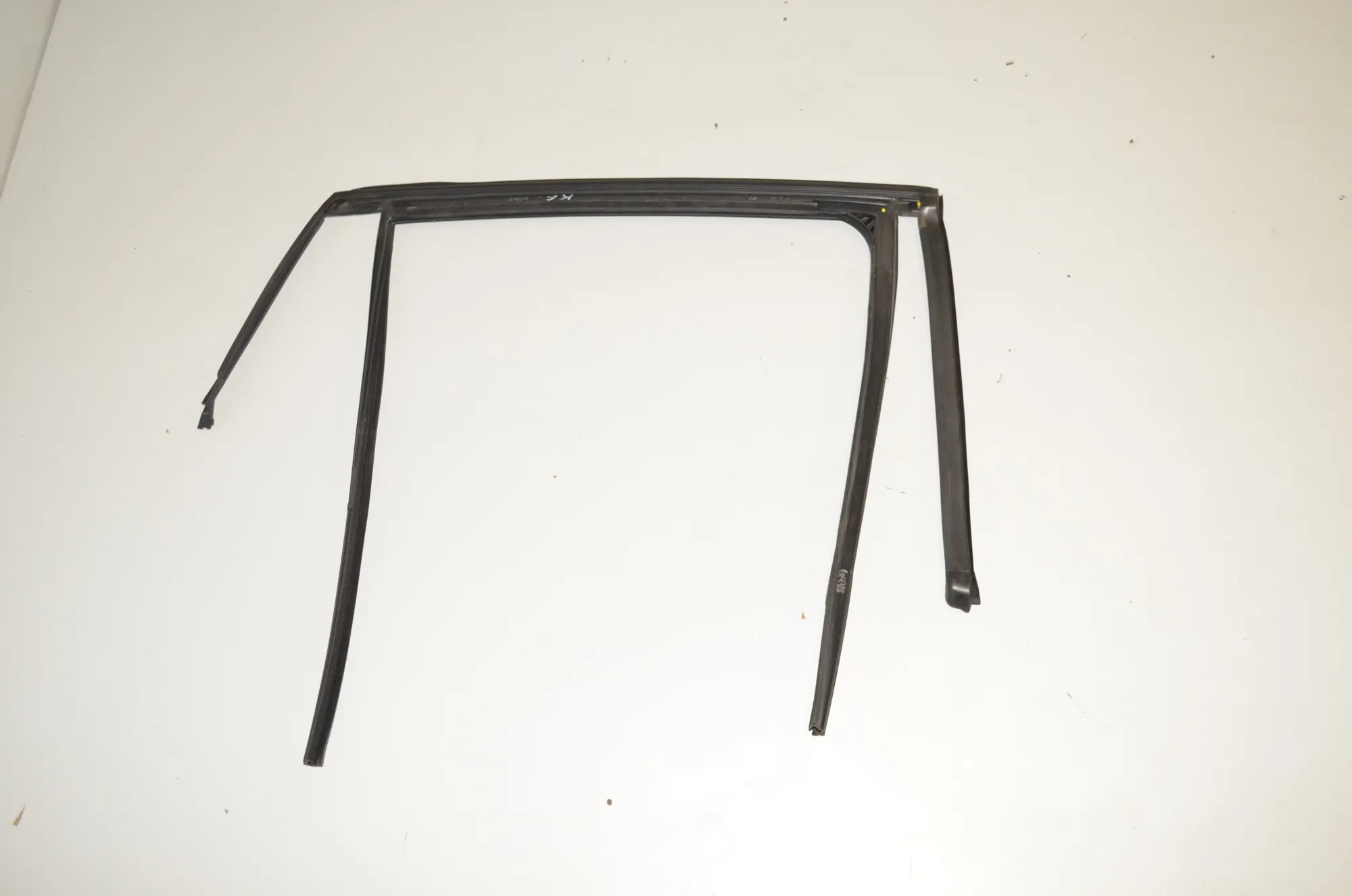 Rear Left Door Rubber Seal – OEM 51357317813 · BMW X6 (F16, F86) M 50 d 2016 – 3