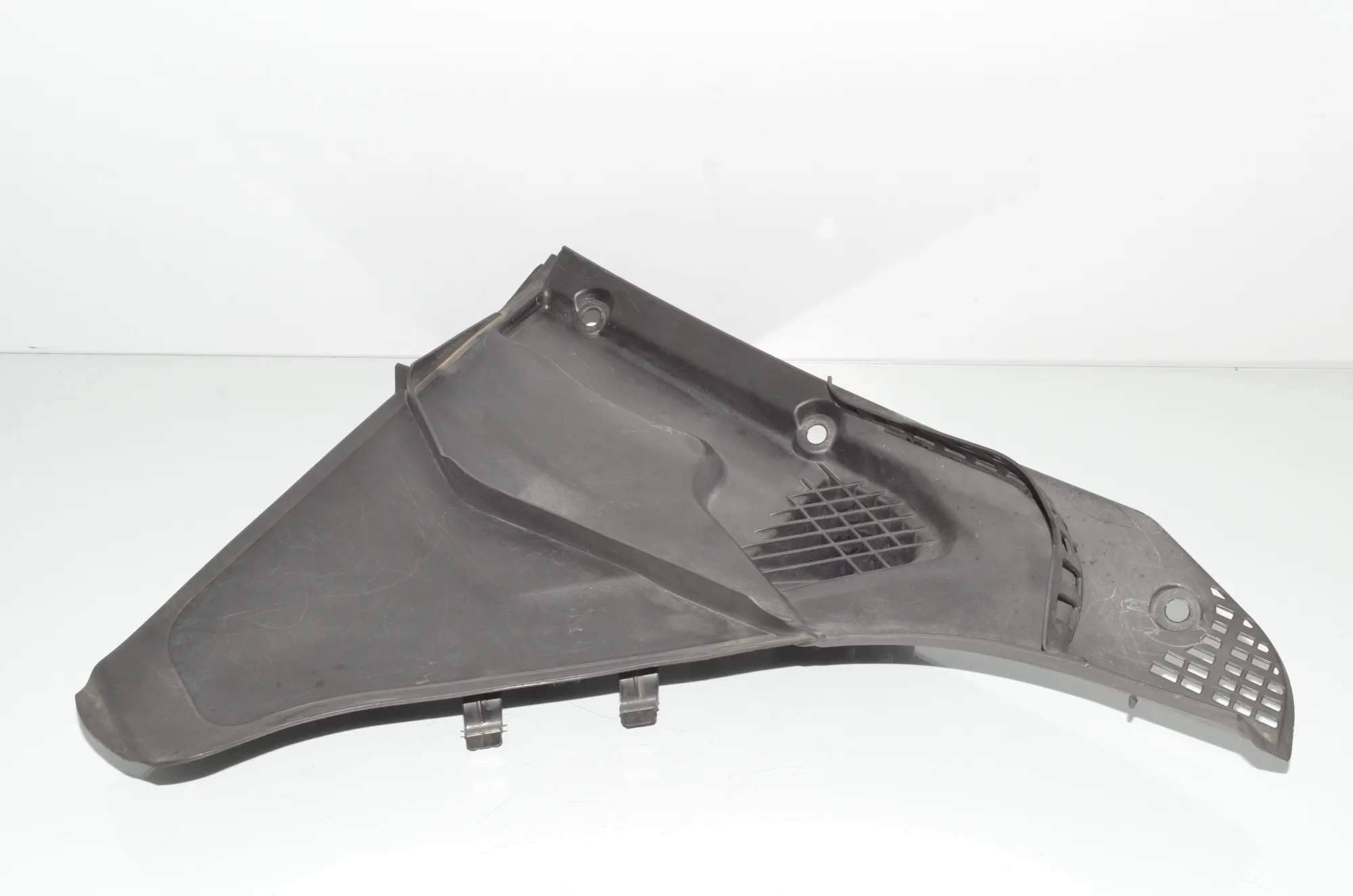 Front Wiper Cowl Trim – OEM 6987605 · BMW 5 (F10) 535 d xDrive 2014 – 2