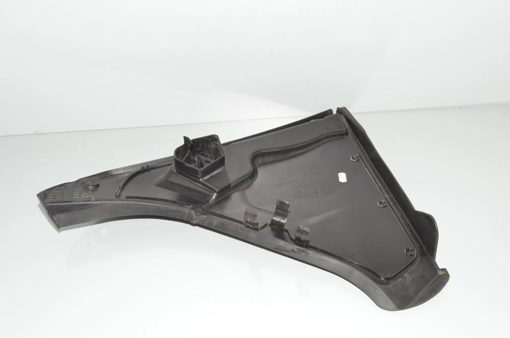 Front Wiper Cowl Trim – OEM 6987605 · BMW 5 (F10) 535 d xDrive 2014 – 3