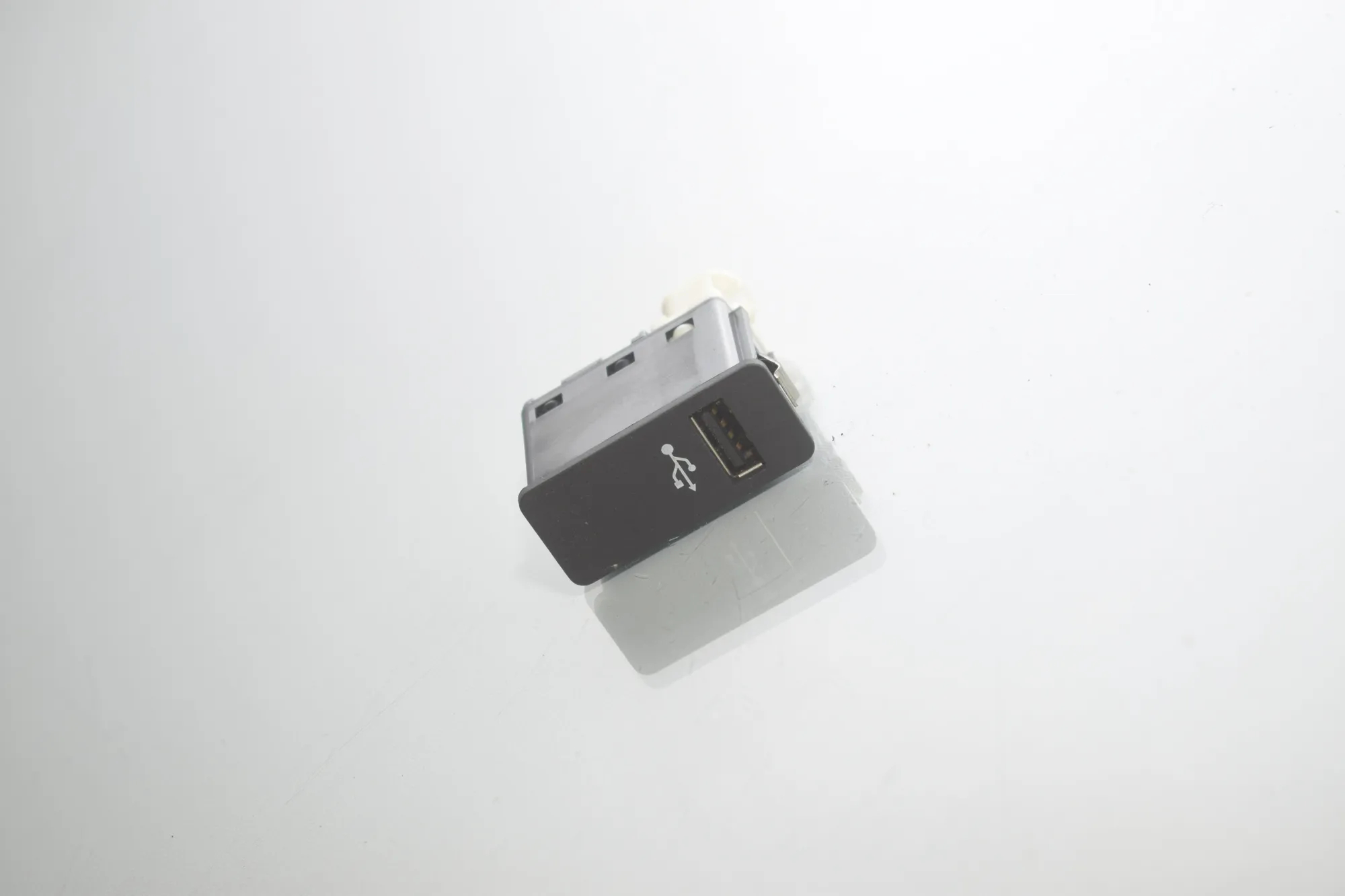 USB – OEM 6820397 · BMW i3 (I01) Electric 2019 – 4