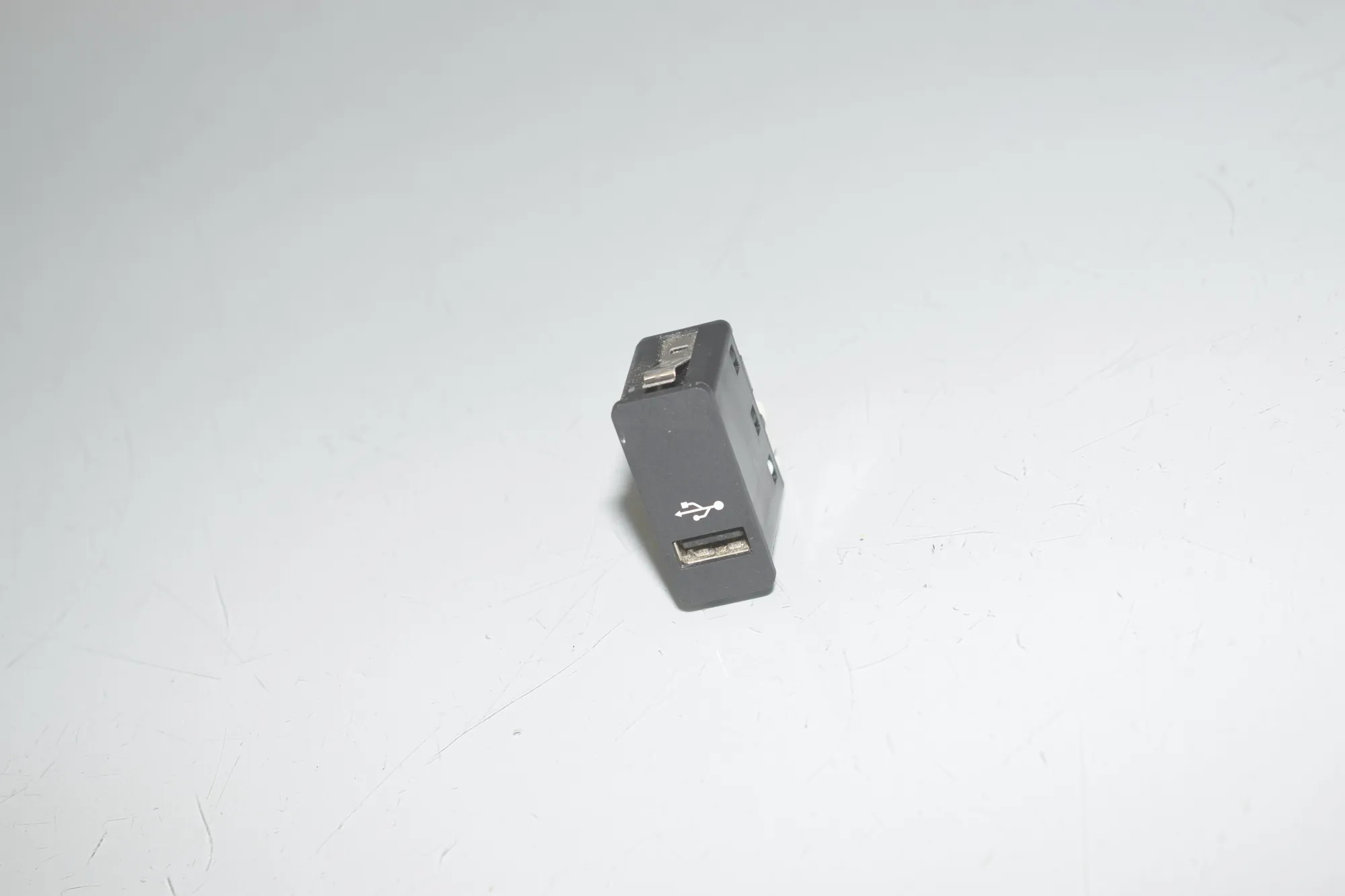 USB – OEM 6820397 · BMW i3 (I01) Electric 2019