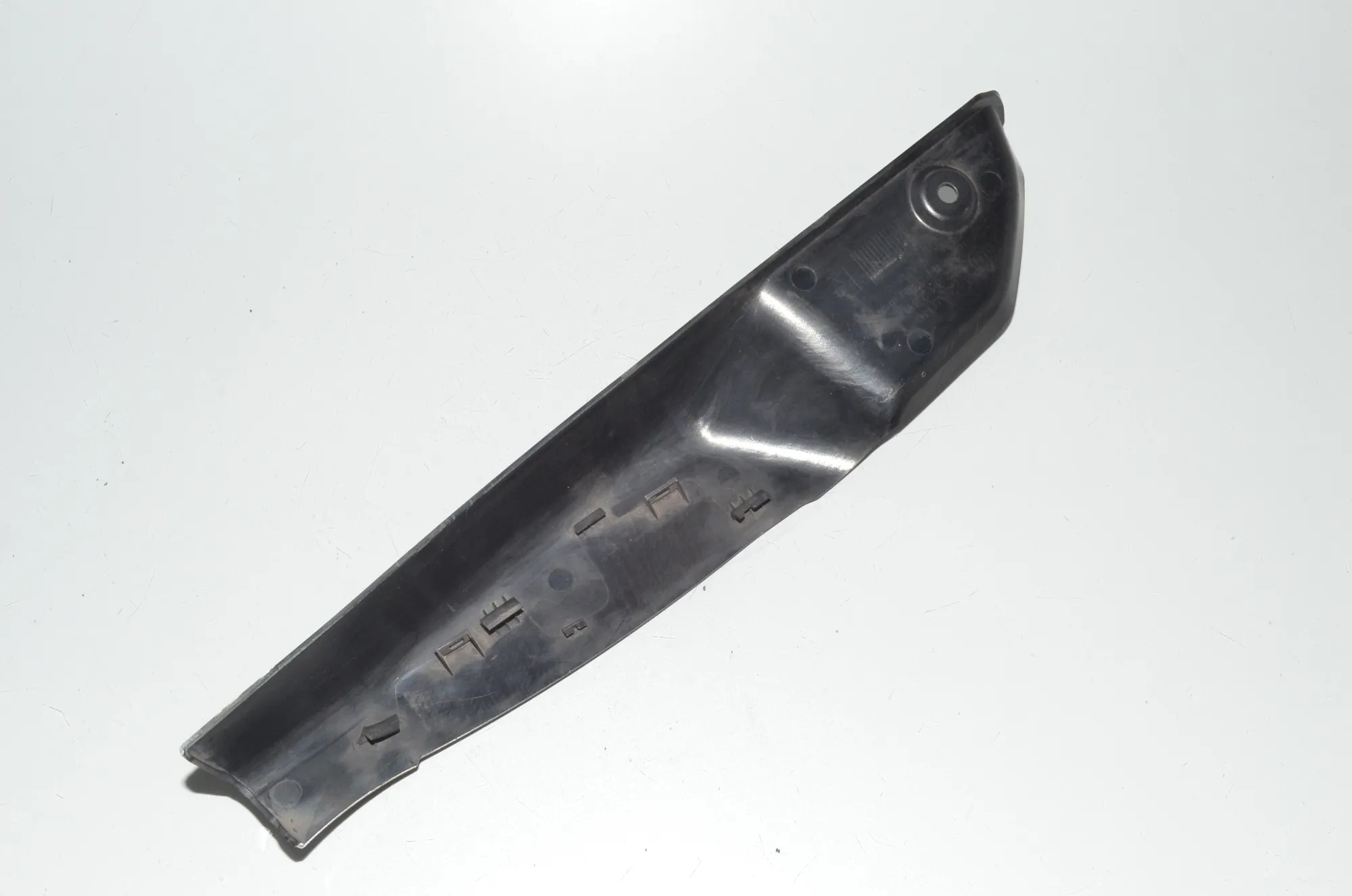 Rear Right Tail Light Trim – OEM 7224230 · BMW 5 Gran Turismo (F07) 530 d 2010 – 2