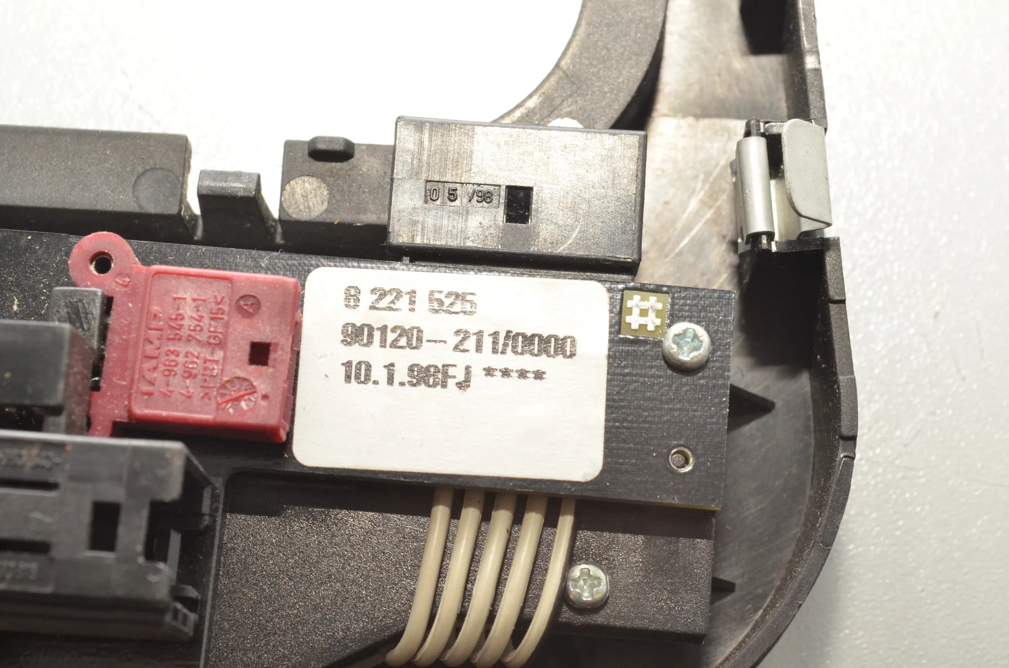 Gear Shifting Level Plastic Trim – OEM 8221525 · BMW 5 (E39) BMW 5 (E39) 520 i 2001 – 4