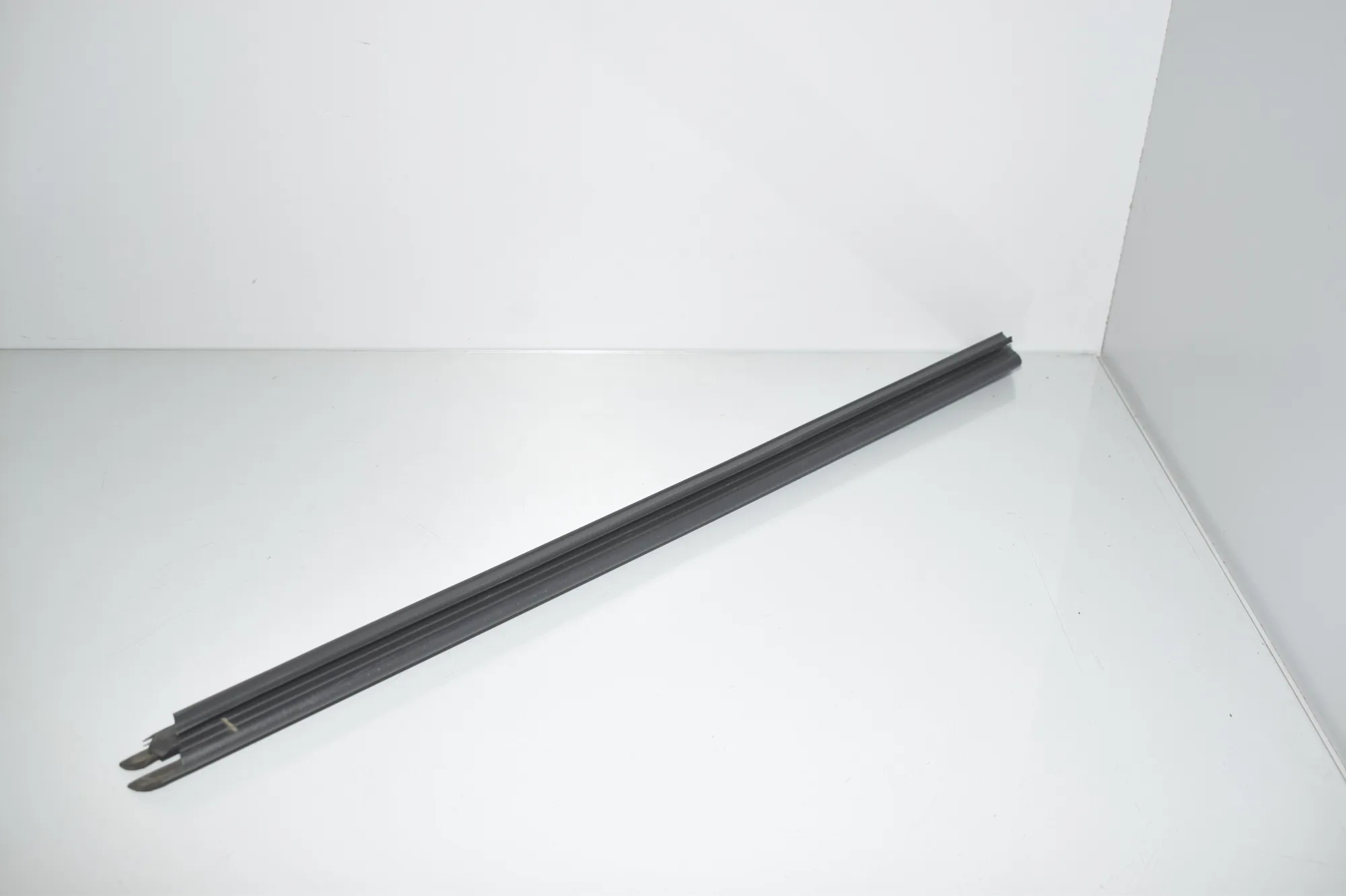 Front Left Door Window Strip – OEM 7182277 · BMW 5 (F10) 535 d xDrive 2014 – 3