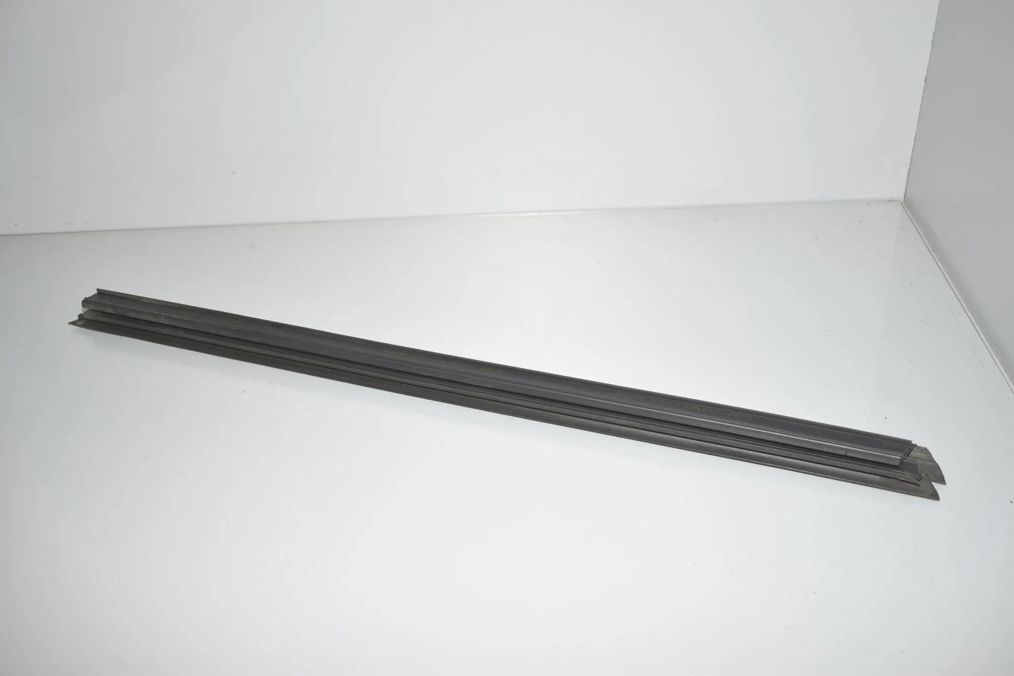 Front Left Door Window Strip – OEM 7182277 · BMW 5 (F10) 535 d xDrive 2014 – 4