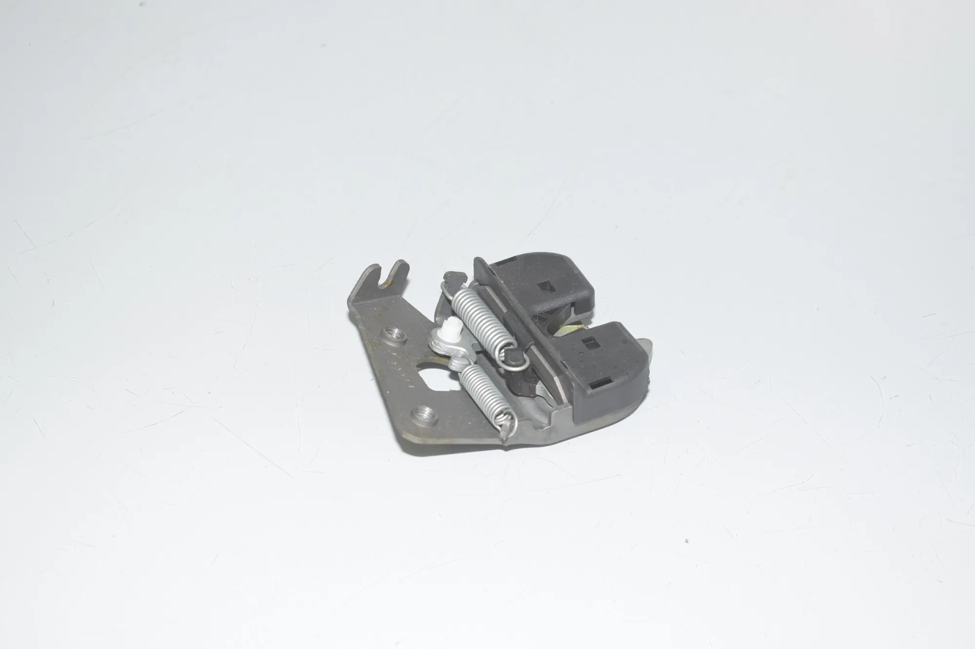 Rear Seat Backrest Lock – OEM 7112863 · BMW 5 (F10) 535 d xDrive 2014 – 3