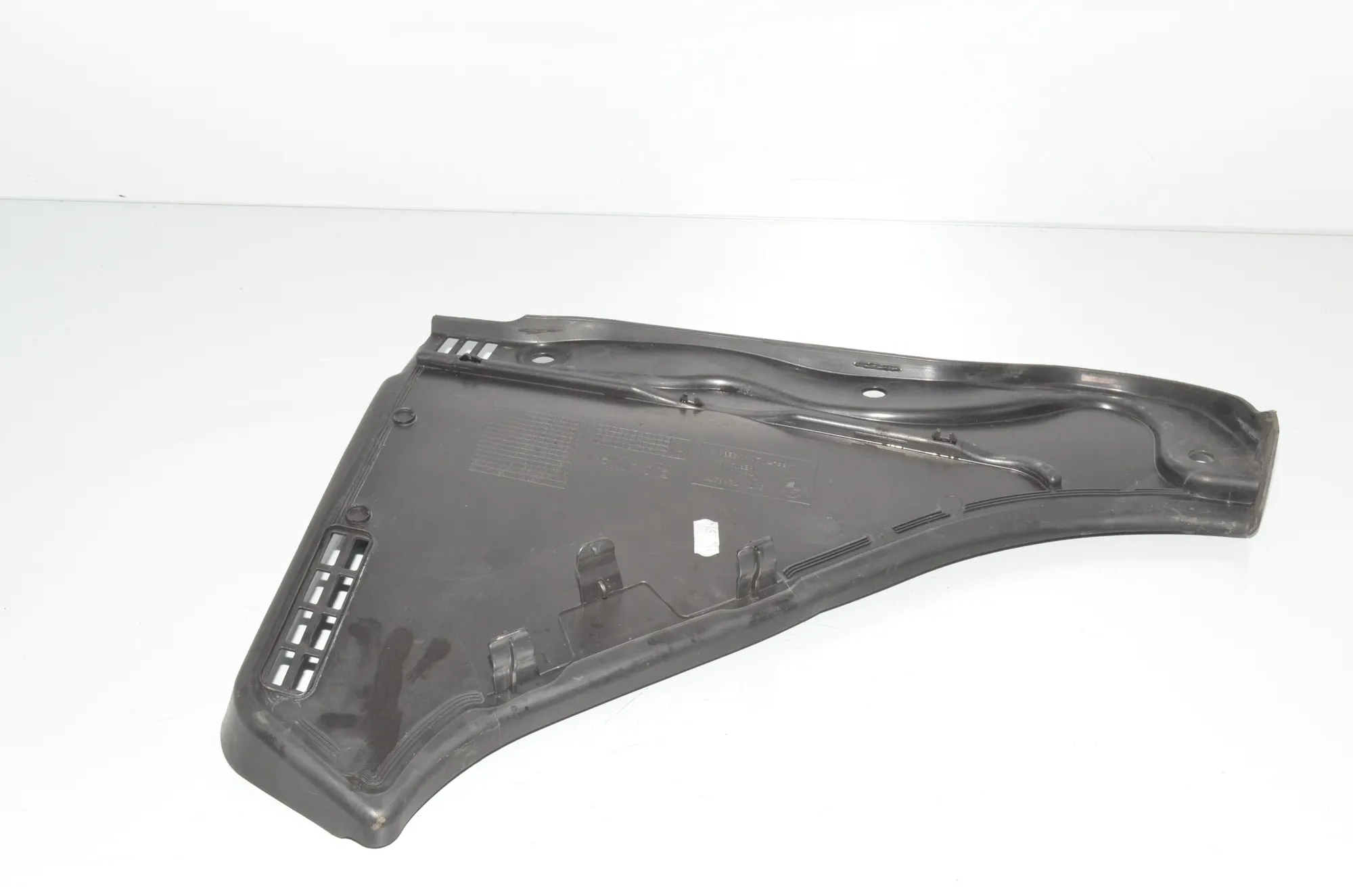 Front Wiper Cowl Trim – OEM 7216977 · BMW 5 (F10) 530 d 2013 – 4