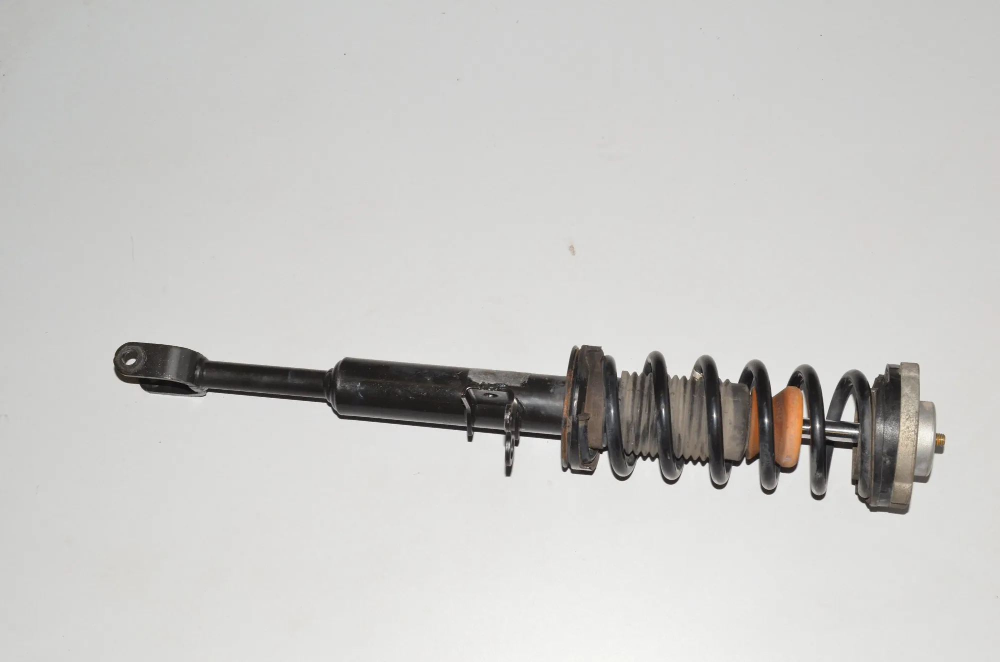 Front Left Shock Absorber – OEM 6863883 · BMW 5 (F10) 530 d 2013 – 2