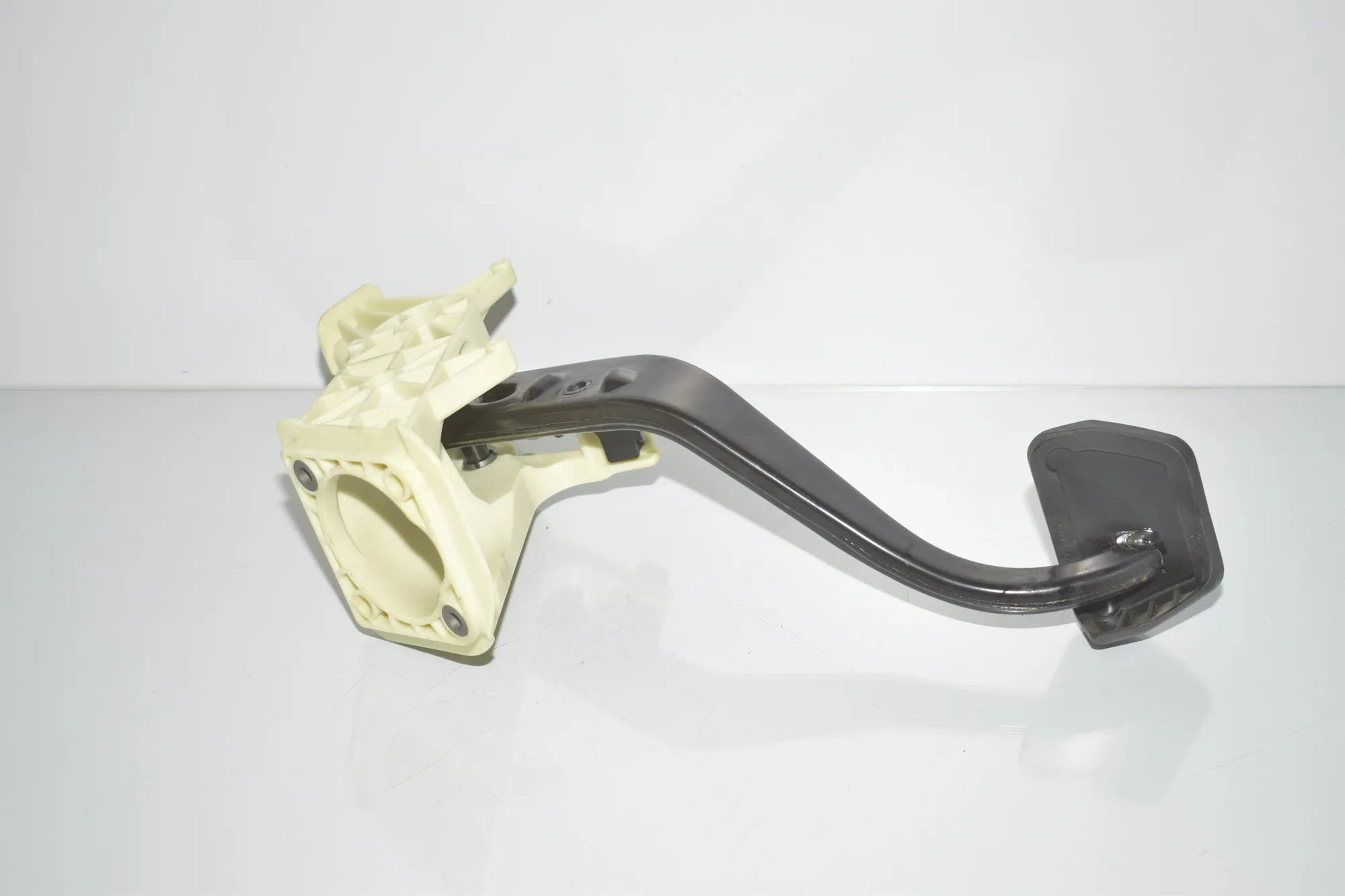 Brake Pedal – OEM 6775368 · BMW 5 Gran Turismo (F07) 530 d 2010 – 3