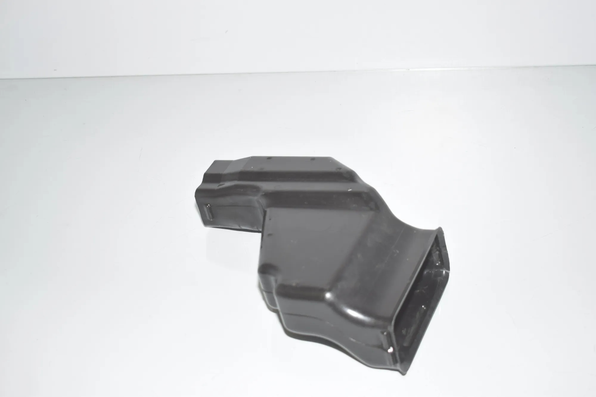 Air Intake Duct Part – OEM 9309550 · BMW i3 (I01) BMW i3 (I01) Hybrid 2020 – 4