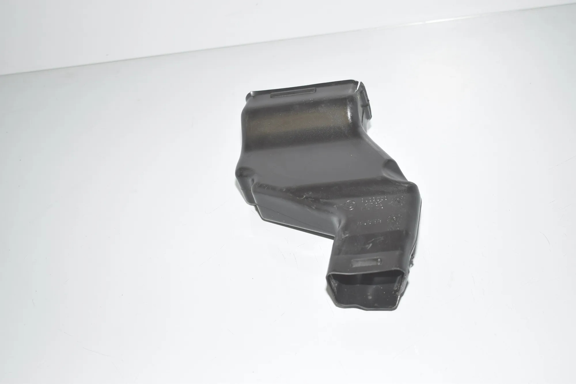 Air Intake Duct Part – OEM 9309550 · BMW i3 (I01) BMW i3 (I01) Hybrid 2020 – 5