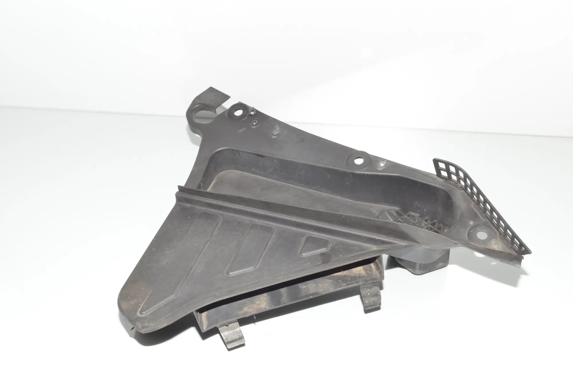 Front Wiper Cowl Trim – OEM 6987607 · BMW 5 Gran Turismo (F07) 530 d 2010 – 4