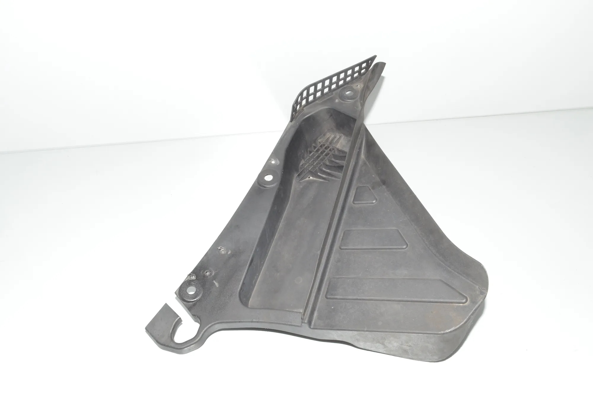Front Wiper Cowl Trim – OEM 6987607 · BMW 5 Gran Turismo (F07) 530 d 2010