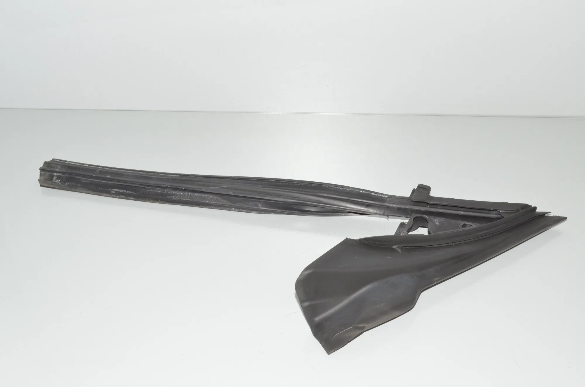 Front Left Door Seal Rubber – OEM 7268419 · BMW 2 Coupe (F22, F87) 220 i 2014 – 2