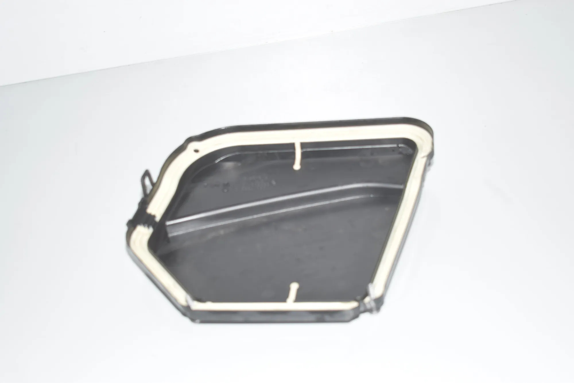Fuse Box Cover – OEM 7555151 · BMW 5 Touring (F11) M 550 d xDrive 2014 – 3