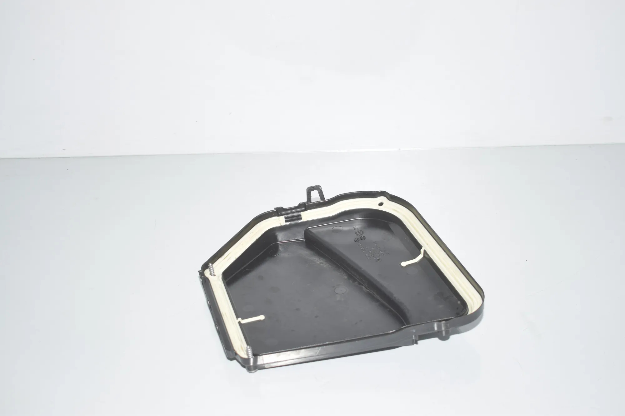 Fuse Box Cover – OEM 7555151 · BMW 5 Touring (F11) M 550 d xDrive 2014 – 2