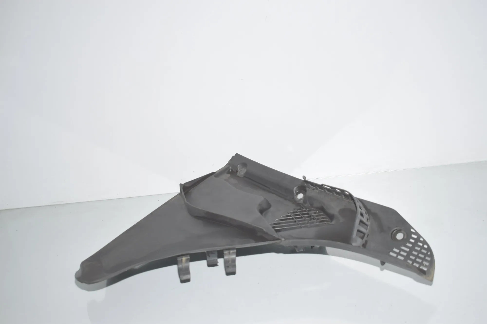 Front Wiper Cowl Trim – OEM 6987605 · BMW 5 Touring (F11) M 550 d xDrive 2014