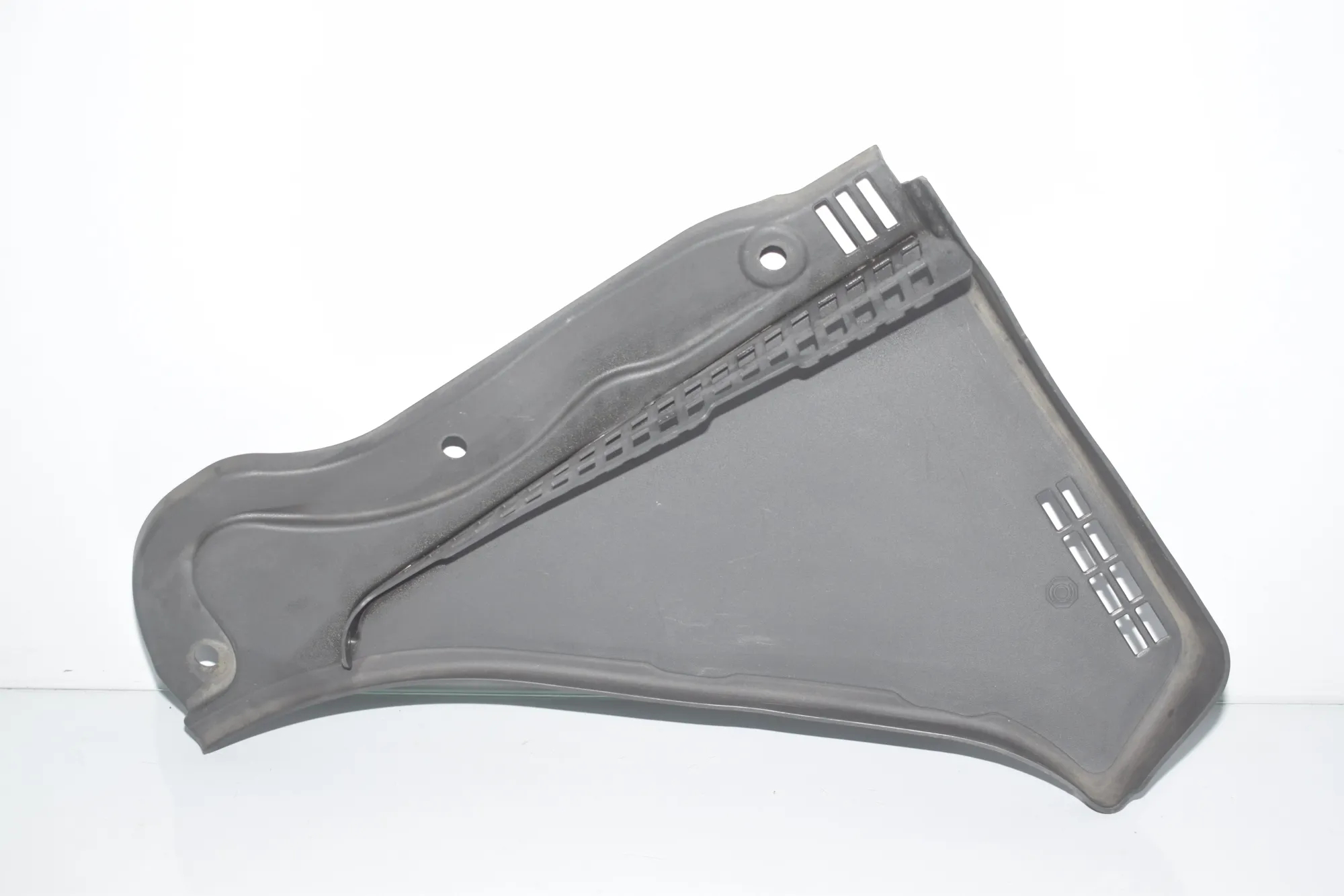 Front Wiper Cowl Trim – OEM 7216977 · BMW 5 Touring (F11) M 550 d xDrive 2014
