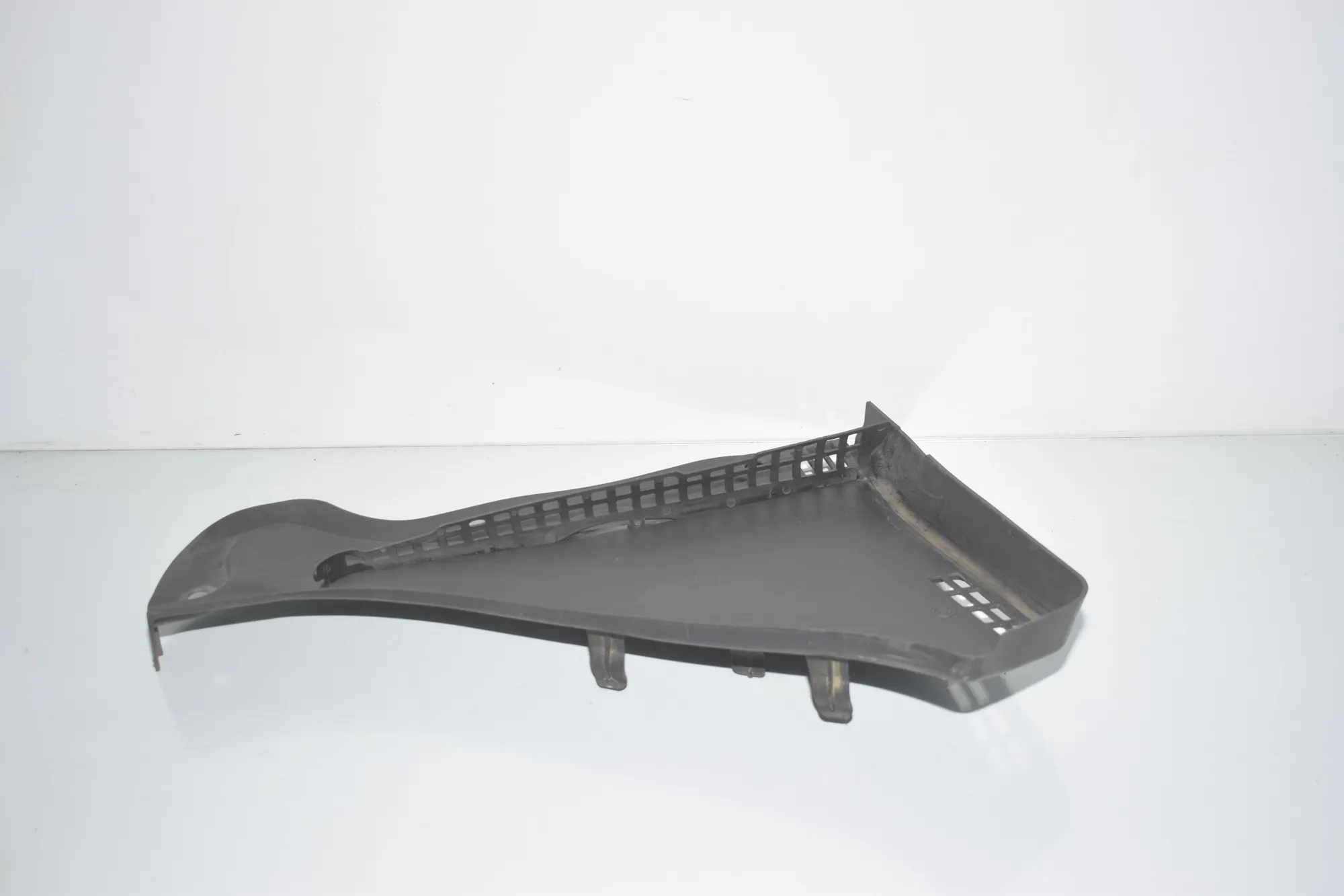 Front Wiper Cowl Trim – OEM 7216977 · BMW 5 Touring (F11) M 550 d xDrive 2014 – 2
