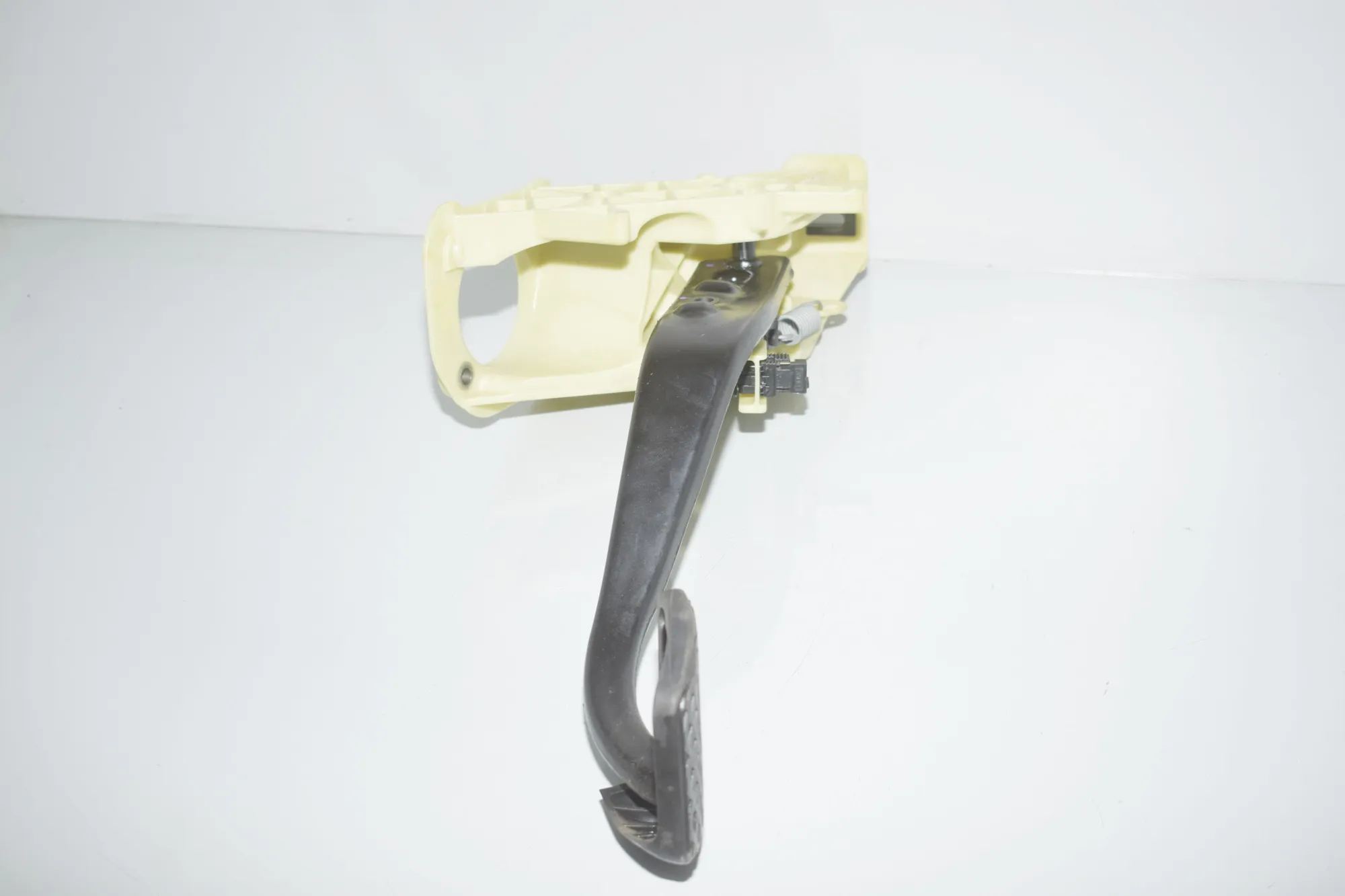 Brake Pedal – OEM 6782665 · BMW 5 Touring (F11) M 550 d xDrive 2014 – 4