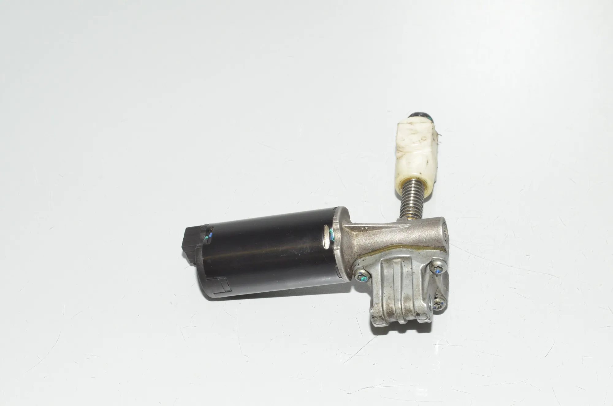 Front Left Seat Control Motor – OEM 1020504X · BMW X5 (E70) M 50 d 2013 – 2