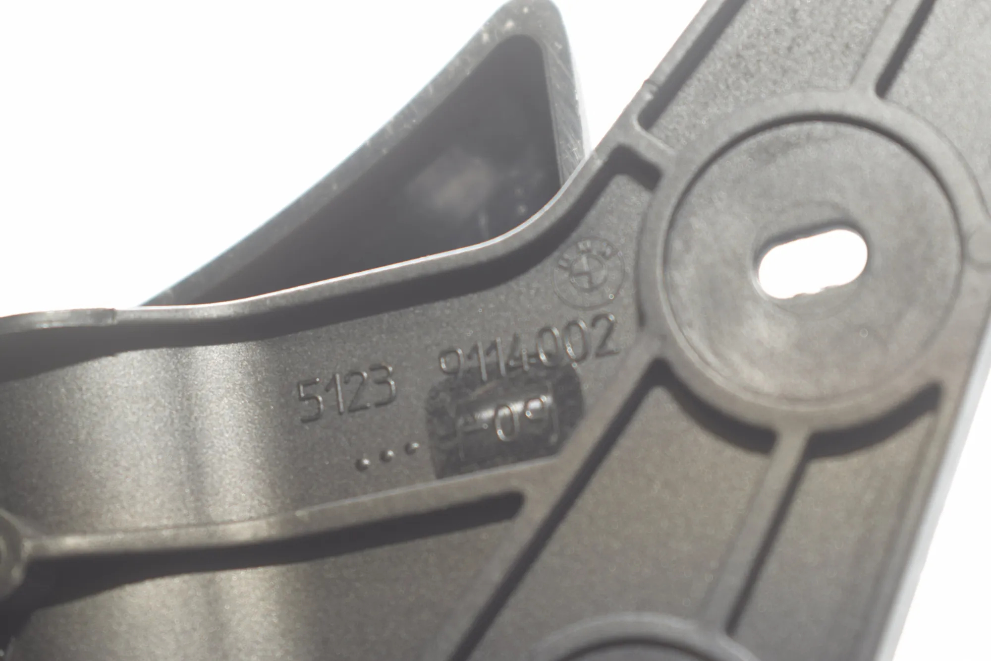 Bonnet Release Handle – OEM 9114002 · BMW 5 (F10) M5 2015 – 6