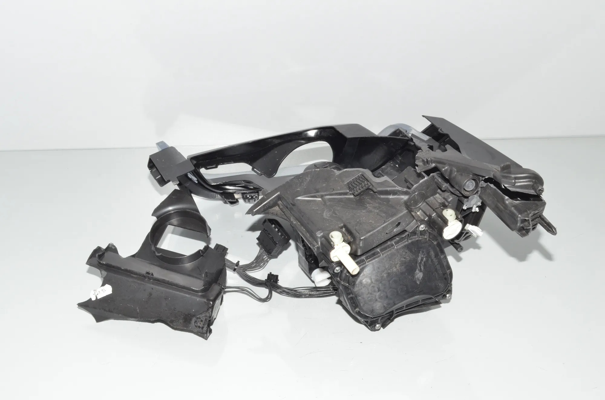 Front Right Headlight – OEM 8494338 · BMW i3 (I01) BMW i3 (I01) Electric 2022 – 6