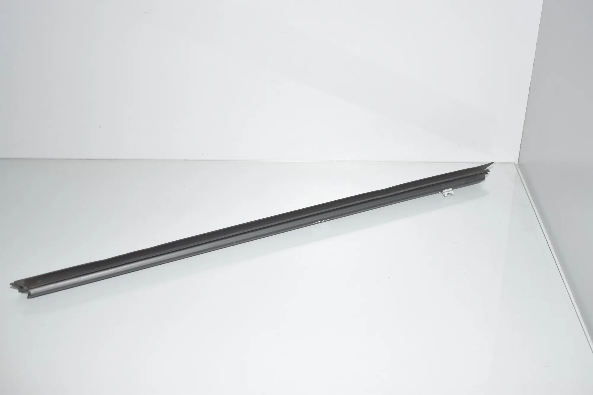 Front Right Door Window Molding – OEM 7298826 · BMW 2 Active Tourer (F45) 220 d 2015 – 4