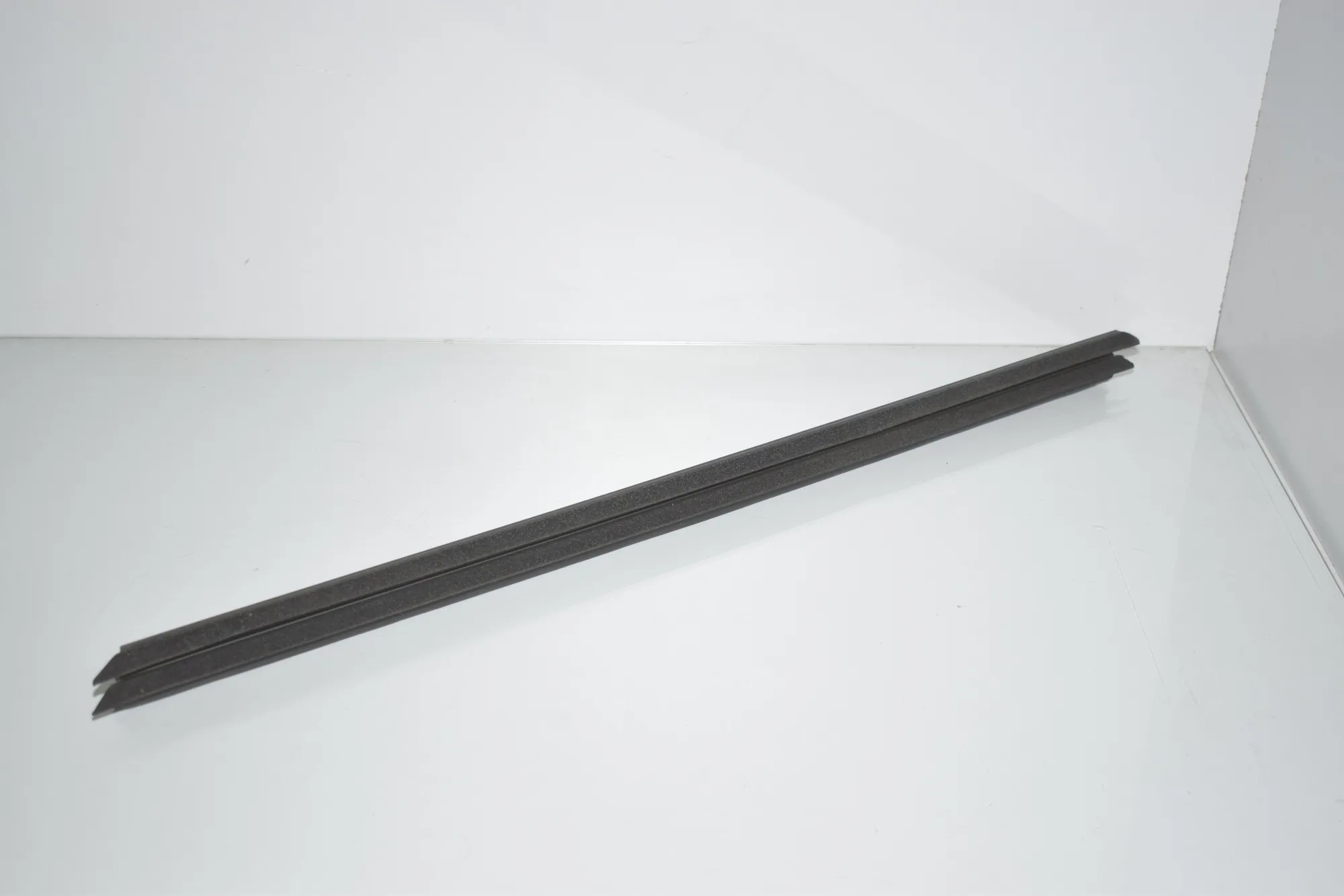 Front Left Door Window Strip – OEM 7298825 · BMW 2 Active Tourer (F45) 220 d 2015 – 3