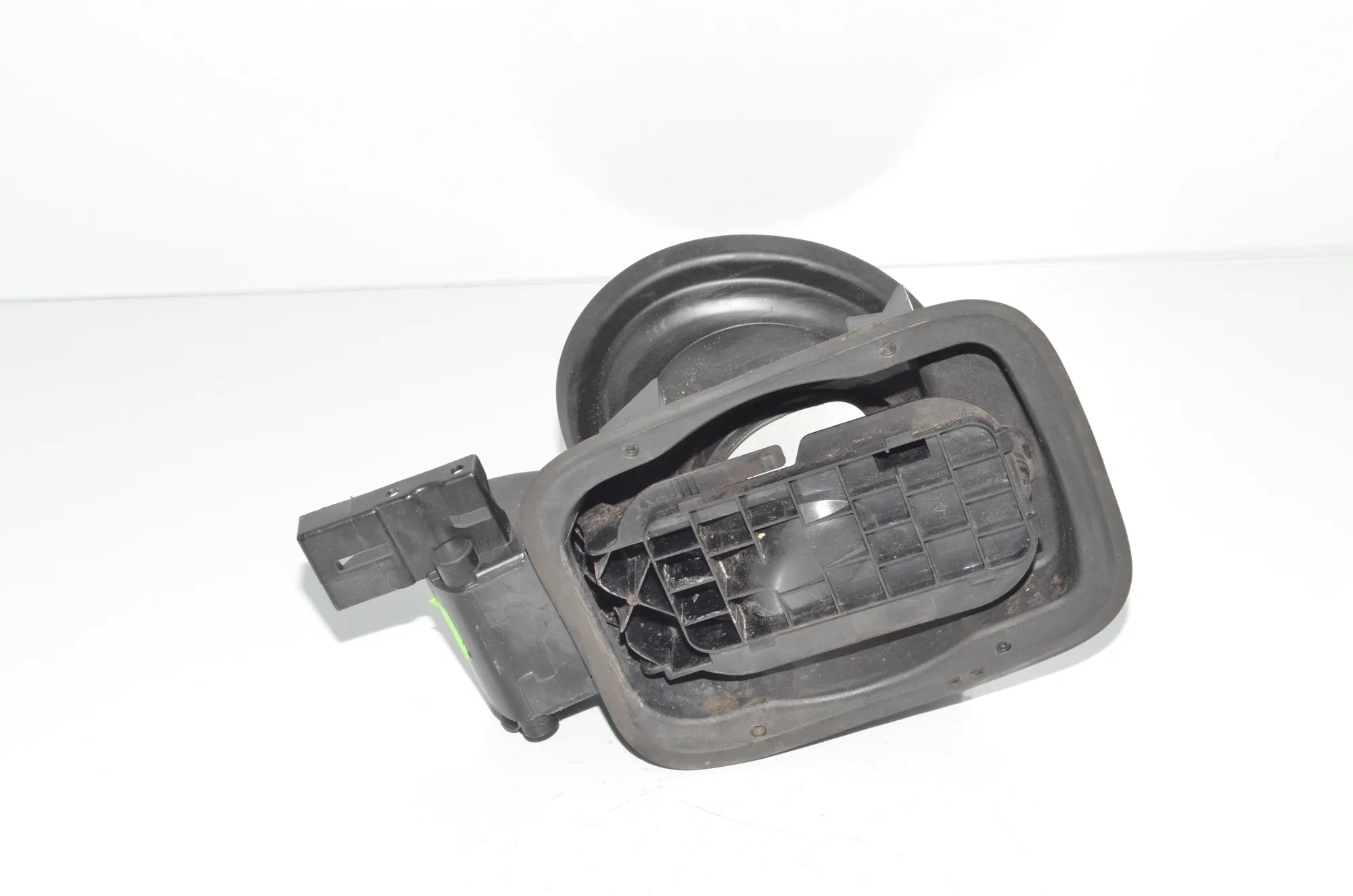 Fuel Tank Flap Cap – OEM 2990139 · BMW X1 (E84) xDrive 20 i 2014