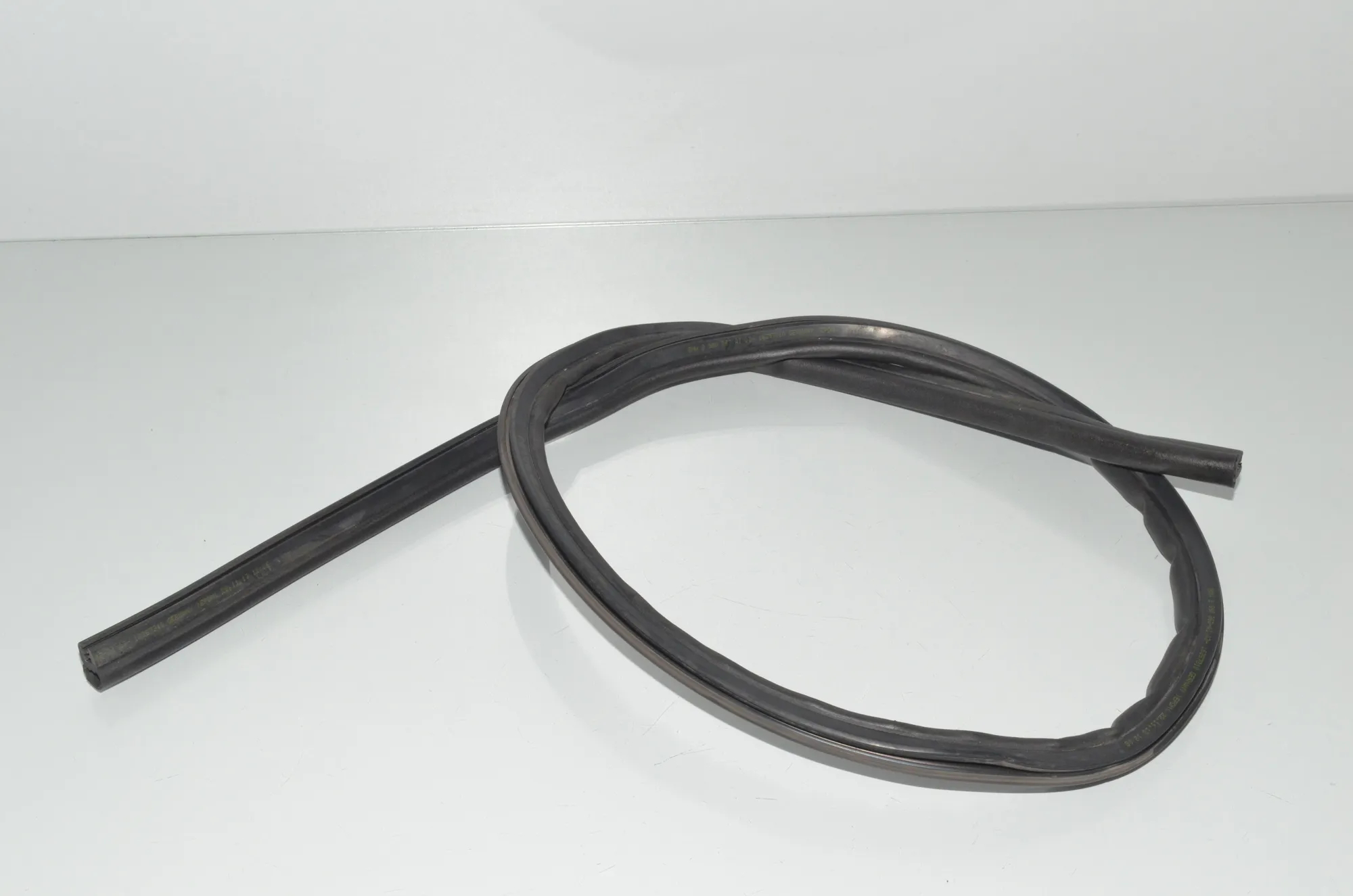 Engine Rubber Seal – OEM 2990363 · BMW X1 (E84) xDrive 20 i 2014 – 2
